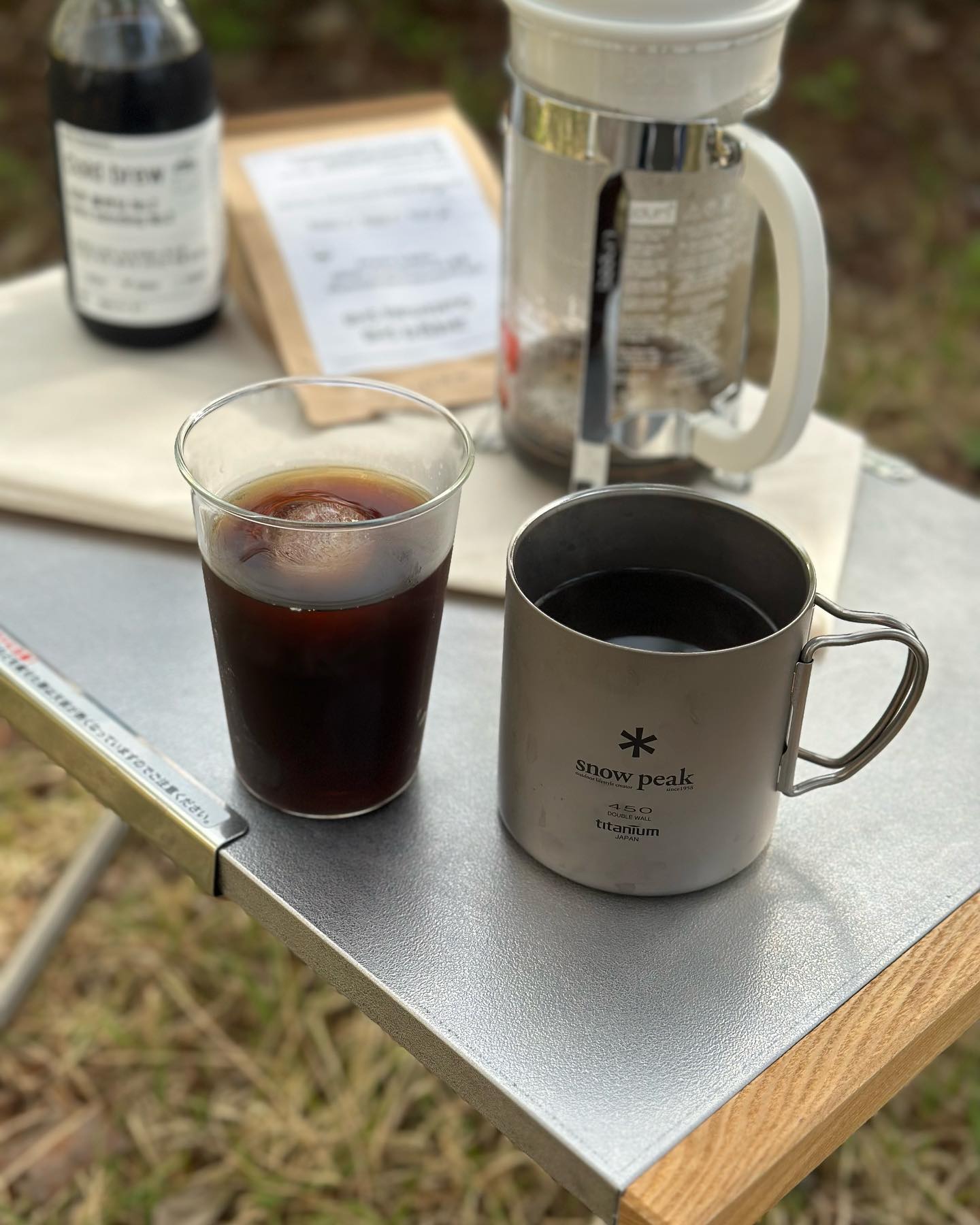 #협찬 
캠핑가면 유난히 자주마시게 되는 커피☕️☕️
저는 프렌치프레스로 주로 커피를 내려마셨는데
프렌치프레스 사용하고 세척하고 돌아서면 또 커피타임이 돌아오고…
그래서 작년부터는 콜드브루, 드립백 같은 
간편한 커피를 사서 챙겨 갖고 다녔어요
간편한데 맛은 또 보장이고 여러 브랜드 커피를 
먹어보는 재미도 있더라구요🤔

이번에 하루로스터리에서 로스팅원두와 
콜드브루를 보내주셔서 먹어봤는데
하루로스터리에서는 수확일 1년 이내의 
뉴크롭 원두를 당일 로스팅하고 있고 
주문 당일 택배를 보내주시는 시스템이라 
24시간 안에 맛있는 커피를 맛볼 수 있어요💛

요즘 아침저녁 서늘하고 낮에는 따뜻해서 
뜨아든 아아든 다 맛있는 계절인데
저는 프렌치프레스로 따뜻한 커피를 
바깥돕이는 콜드브루로 아아를 한잔 씩 했네요🌿🌿
제가 선택한 과테말라SHB는 밸런스가 좋으면서 고소한 맛이 취저였고
하루로스터리의 시그니처인 하루블렌딩no2 콜드브루는
고소하고 묵직한 맛이 호불호없이 즐기기 좋은 커피였어요
주말 오후 맛있는 커피 덕분에 더 평화로웠습니다🫶🏻

〰️

✔️TIP
당일 로스팅 원두이지만 원두는 +2-3일 숙성했을 때 맛이 최고!
콜드브루는 3-15일 까지 맛이 제일 좋다고 해요👩🏻‍🍳

-
하루로스터리
🛒smartstore.naver.com/haruroastery
📍부산시 연제구 신금로5번길 18-2

〰️

#원두커피 #당일로스팅커피 #더치커피 #콜드브루