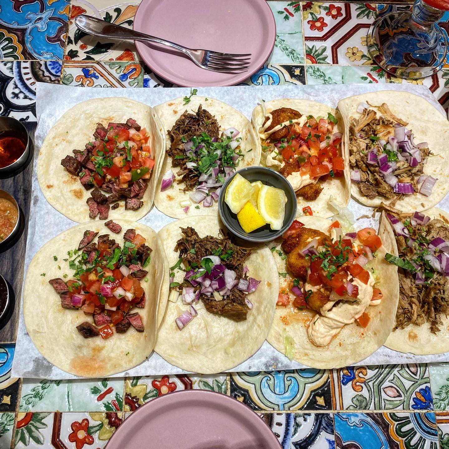 엄마랑 예쁜 타코집에서 데이트 🌮
 
📍슈가스컬 센트럴시티점 
 
🌮타코 플래터 40,500원 
🌮과카몰리 칩스 (쿠폰) 8,900원 
🌮자몽에이드 5,900원 
 
알록달록 남미 분위기 물씬 나는 슈가스컬 👒
타토 플래터 먹었는데 양도 많고 재료도 신선했다
소, 돼지, 새우, 닭고기 타코 모두 맛볼수있음 ㅎㅎ
직원분들 응대도 친절하셔서 기분좋은 식사 🤍
네이버에 과카몰리 칩스 쿠폰 행사중이라
부드러운 아보카도에 칩스까지 
알차고 배부르게 음식 즐겼다 ˃̵͈̑ᴗ˂̵͈̑
 
정신없는 막학년 ㅠㅠ 외식을 자주 안해서 
먹바니 요즘 뜸해지는 중 😅
예전같이 1일1피드는 못하겠지만 
그래두 일주일에 한번씩은 올테니 기다려주세요 🥰