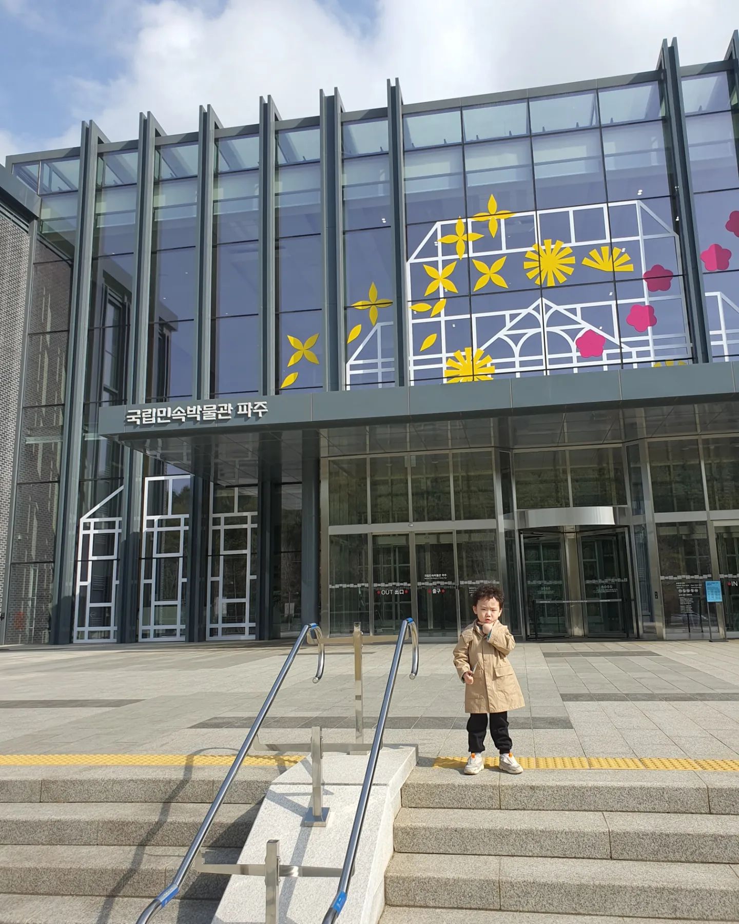파주 국립민속박물관⚱️

주말에 파주 외할머니댁에 갔다ㅋㅋ
주말 낮에는 역시나 아빠랑 놀러가는게 일상인 차니와 헤이리마을을 가던중!! 못보던 건물이 있어서 급 유턴~ㅋㅋㅋㅋ국립민속박물관을 갔다^^
많은 수장고에 소장품이 있었다~같은 종류 다른 모양의 많은 소장품이 있었다!! 여긴 차니 나이때 보단 어른들이 좋아할 곳이 였다ㅋㅋ
그래서 나가던중...어린이 박물관이 있었고 또 어린이박물관은 예약해야볼 수 있는데.. 어찌 자리가 있었다ㅋㅋㅋ
역시 럭키베이비?^^👍ㅋㅋ여러 체험과 게임이 있었다ㅋㅋㅋㅋ
유물 지키기, 유물 복원등 다양한 형식으로 공부하며 게임할 수 있었다^^

차니와 원래 목적지가 있지만ㅋㅋㅋ잠깐 들린 곳에서 좋은걸 보고 경험했다^^
차니가 조금 더 큰다면 더욱 다양하게 보고 즐길 수 있을 것 같다❤️👍