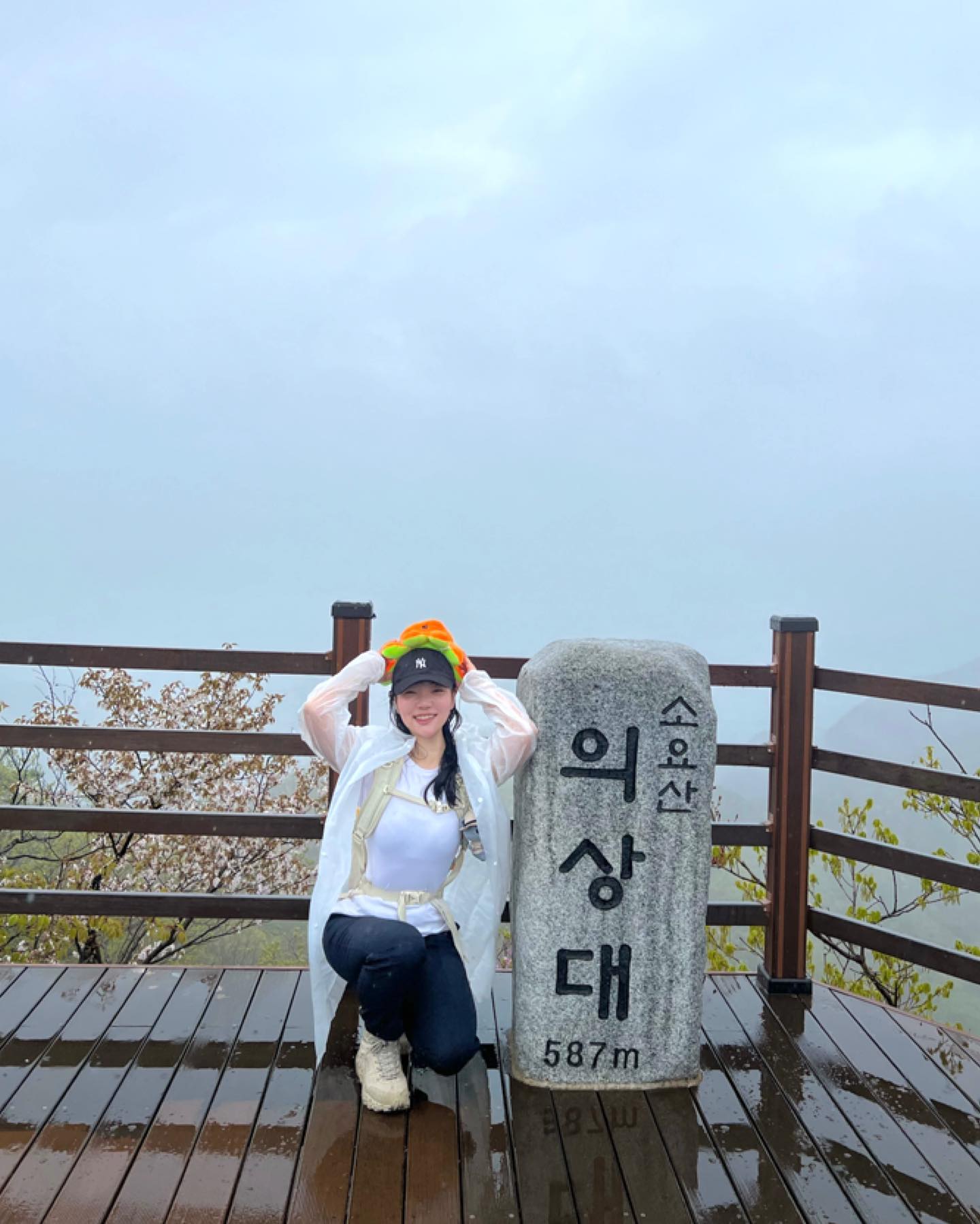 이제야 올리는 23.4.15 운동 : 감악산+소요산 등산

그동안 헬스도 하고 화황산도 다녀오고 했는데 운동계정 인증이 귀찮아져서 하나도 올리지 못했다😢 다시 열심히 올려봐야지

이날 진짜 오랜만에 우중산행을 했는데 옷이며 머리 다 젖고 바닥이 많이 미끄러워서 위험하고 배경도 세상 곰탕이였지만 진짜 재미있게 탔다😆 쿄쿄 역시 등산은 재미쏘