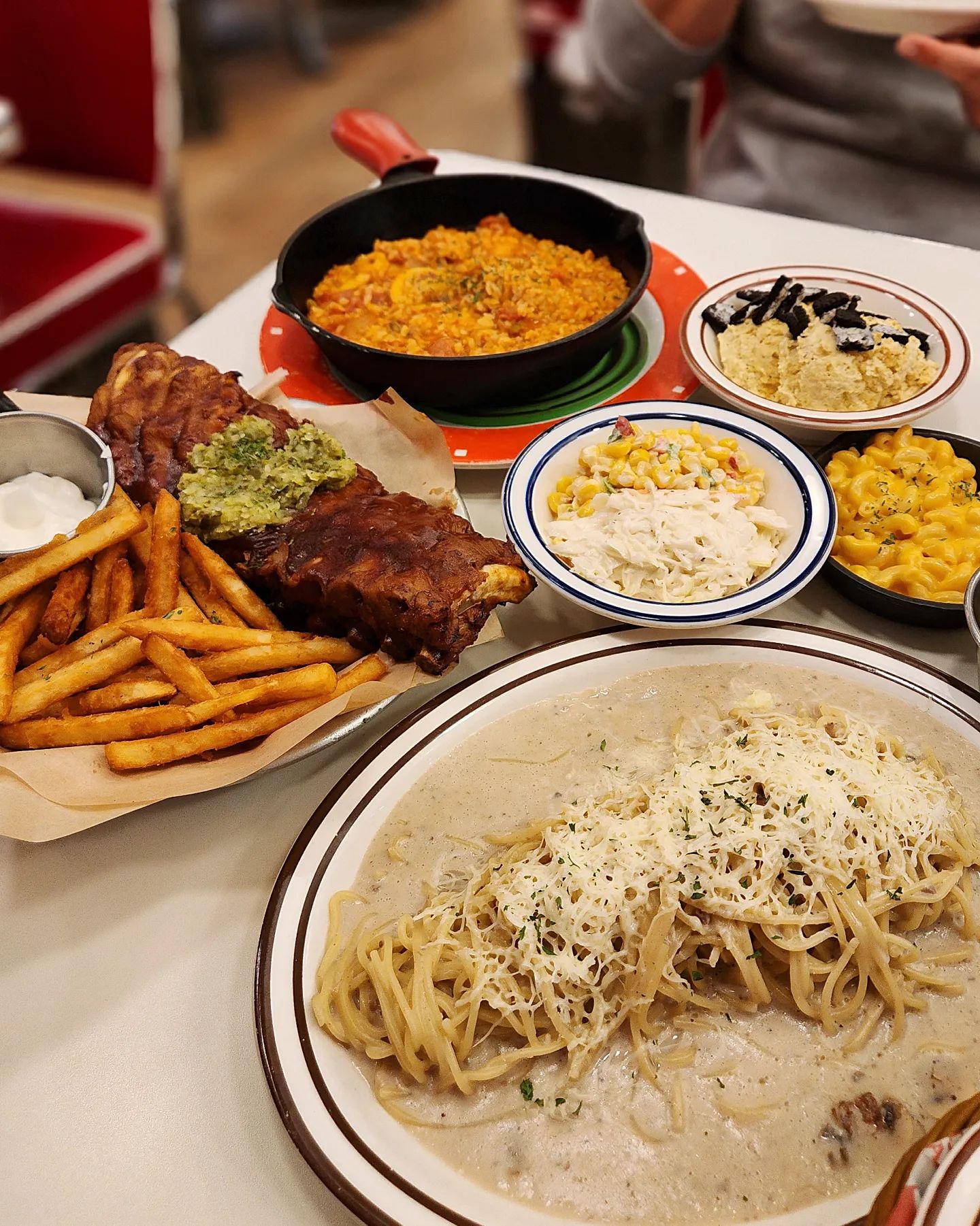 #협찬 #샤이바나 코엑스점 ❛ ڡ ❛ 
#코엑스맛집 
shybana_official

코엑스에 놀러갔다가 미국 남부 가정식을 맛볼 수 있는 샤이바나에서 외식하고 왔어요 ◡̈

샤이바나 코엑스점은 웰컴브레드로 소금빵이 제공되는데요, 요게 또 무한리필 가능하다는거‼️ 함께 나오는 소스는 얼그레이향이 은은하게 나는 달콤소스라서 빵에 찍어먹으니 단짠단짠 맛있었어요.
소금빵으로 위장 워밍업 해주고 본격적으로 식사 시작😝

✔️백립플레이트 Set ￦49.5
백립 플레이트에 머스트헤브세트(맥 앤 치즈+콘콜샐러드+오레오 바나나 푸딩)이 추가되는 메뉴에요.
백립 겉에 발린 소스는 익숙한 맛의 바베큐 소스인데 백립 자체가 보들보들 촉촉해서 맛있더라구요.🥹
꾸덕한 맥 앤 치즈와 새콤한 콘콜샐러드도 제법 괜찮았고, 오레오 바나나 푸딩은 크림이 가득한 바나나 케이크를 으깨놓은 듯한 식감이었는데 세상 달달하고 부드러우면서 바나나향이 폴폴 나는게 정말 살 많이 찔 것 같은 맛이지만..맛있으면 0kcal인거 맞죠?😝

✔️씨푸드잠발라야 ￦18.9
신메뉴 컨테스트 최우수작에 빛나는 씨푸드잠발라야🦐 촉촉한 토마토 리조또에 해산물과 소세지가 듬뿍 들어있는데 생각보다 간은 세지 않지만 먹을수록 매콤한 맛이 올라오더라고요? 살짝 심심할 뻔한 리조또에 매콤함이 더해져서 좋았어요 ㅎㅎ

✔️트.머.치 스파게티 ￦19.9
트러플+머쉬룸+치즈 조합으로 맛이 없을 수가 없는 크림 스파게티인데요~ 트러플향도 좋고 버섯과 치즈의 진한 풍미가 아주 좋았어요👍🏻

✔️걸스카우트 레모네이드(1L) ￦7.9
대용량 레몬에이드🍋 많이 달지않고 상큼깔끔한 맛이라서 느끼한 음식과 아주 잘 어울렸어요~

샤이바나는 맛있는 녀석들, 런닝맨, 동상이몽 등 다수의 방송에서 소개된 맛집인데 SNS에서도 많이 알려지면서 유명세를 타게된 곳이더라구요‼️
매장 분위기가 자유분방한 미쿡갬성을 그대로 가져온 느낌이라서 편안하게 가족 식사, 데이트로 다녀오기 좋은 곳 같아요◡̈ 잘 먹었습니다 ❤️

#코엑스 #파스타 #레스토랑 #맛집 #맛스타그램 #미국가정식 #소울푸드 #미국식 #스테이크 #데이트 #스토리앤체험단 #스토리앤 #바나나푸딩 #먹팔 #먹팔환영