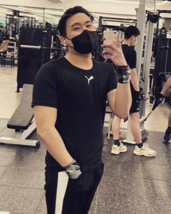 #오운완 뒤에
#혼코노 

운동을 다녀와도 오운완 피드 올리는 게 

세상 귀찮아진 1인,,,

요즘은 혼코노 가는 취미가 생겼어요🎤🎤🎤

동네 코노가 시설도 깔끔한데 1시간에 3천원밖에 안하더라구요 가성비 갑👍👍👍

모두들 이번주도 파이팅 입니다🔥🔥🔥🔥🔥