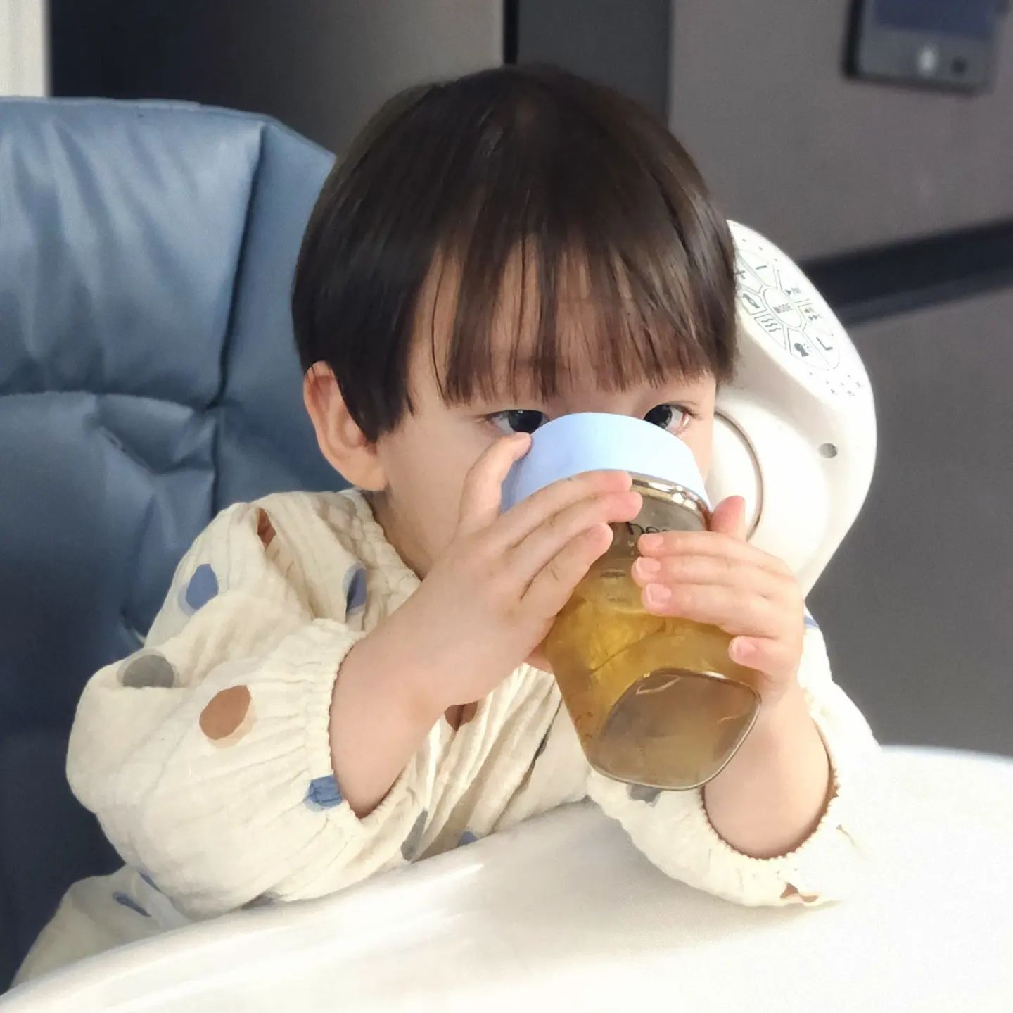 #광고 #제품제공
.
#헤겐 올라운더컵으로 즐겁게 물마시기!
#21개월 아기 어린이집 준비물 #아기물컵
.
물돼지 엄마닮아서 물 왕창 마시는 아기❤️
지금보다 더 아기였을때부터 사용한 헤겐
젖병에서 시작해서 물컵까지 오다니!
헤겐이랑 함께 커가는 중😊
.
✔️360도 어느방향에서든 쉽게 마실 수 있어요.
✔️아기한테 익숙한 실리콘 소재예요.
✔️둥근사각형이라 손이 작은 아이가 쉽게 잡아요.
✔️컵이 넘어지거나 뒤집어져도 물이 새지않아요.
✔️부속품까지 실리콘, PPSU소재라 세척관리가 편해요.
✔️뚜껑만 교체하면 젖병, 이유식, 빨대컵, 물컵, 물병으로 사용할 수 있어요.
.
#헤겐 #올라운더컵 #헤겐물컵 #헤겐올라운더컵 #아기물컵 #아기물컵추천 #어린이집준비물 #어린이집물컵 #육아용품 #21개월아기물컵
