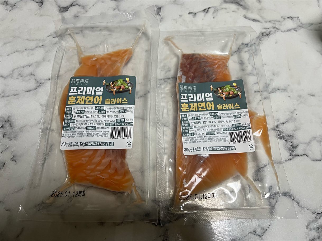 #할인구매 balanceddietlab_official #훈제연어 #촉촉한연어
.
훈제연어로 짜지않아서 정말 오랜만에 맛있는 연어를 먹었어요! 도착했을때 바로 먹을 수 있게 적당히 녹아 있어서 바로 먹었는데 넘넘 맛있음..! 연어 짝꿍인 소스와 콩을 같이 먹으니 맛이 배가되요! 
.
#신상품나왔을땐 #요리 #밸다랩연어 #뷰티 #식품 #순살연어  #아이폰12 #통연어 #생활 #사진 #화장품 #잘찍는 #08L #선명한 #깨끗한 #연어식단 #연어필렛