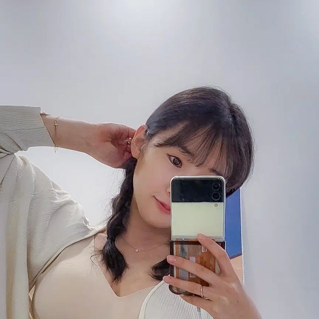 차단장🇰🇷 on Instagram: "#광고 요즘요것만찾아용💜💛

노와이어 심리스 브라💛 
요즘 와이어와 금속은 이제 안찾게되더라구요🤣🤣ㅠㅠ

 몸을 가장 자연스럽게 감쌀 수 있는 심리스 원단을 사용한 브라언여

•윗가슴 들뜸없이 밀착되는 쫀쫀함

편해브라 서포트후크는 원단을 이중으로 레이어드해 밀착력과 쫀쫀함을 높여서  쫀쫀한 원단 덕에 왜소한 윗가슴까지 안정감있게 잡아주더라구여

 요가와 필라테스를 하고있는데
쫀쫀함 덕에 말려올라가지 않아 좋더라구요

• 잦은 세탁을 해도 부분 접착으로 패드의 망가짐이 덜하더라구여
> 교체 후에는 분리형 패드로만 사용 가능하다구 해여

• 매일 입고 싶은 디자인
 깊은 v넥으로 구성되어, 레이어드용으로 노출되게 입어도 민망하지 않더라구여 💜 

✅이런분들에게 추천드려용💛
•데일리로 편하면서도 가슴을 잡아주는 브라를 입고 싶은 분 
•작은가슴, 새가슴, 처진가슴을 가지신분
•자연스러운 볼륨감으로 옷핏을 살리고 싶으신 분
•출산, 노화로 인해 가슴이 처져 고민이신 분
• 골프, 필라테스, 요가 등의 운동을 즐기는 분
• 과하지 않은 적당하고 자연스러운 볼륨감을 연출하고 싶으신 분
• 친구, 가족에게 색다른 선물을 하고싶으신 분

#광고#슬림9#편해브라#볼륨브라#골프브라#운동브라#편해브라서포트후크#슬림9브라#20대브라#30대브라#40대브라#심리스브라#편한브라"
