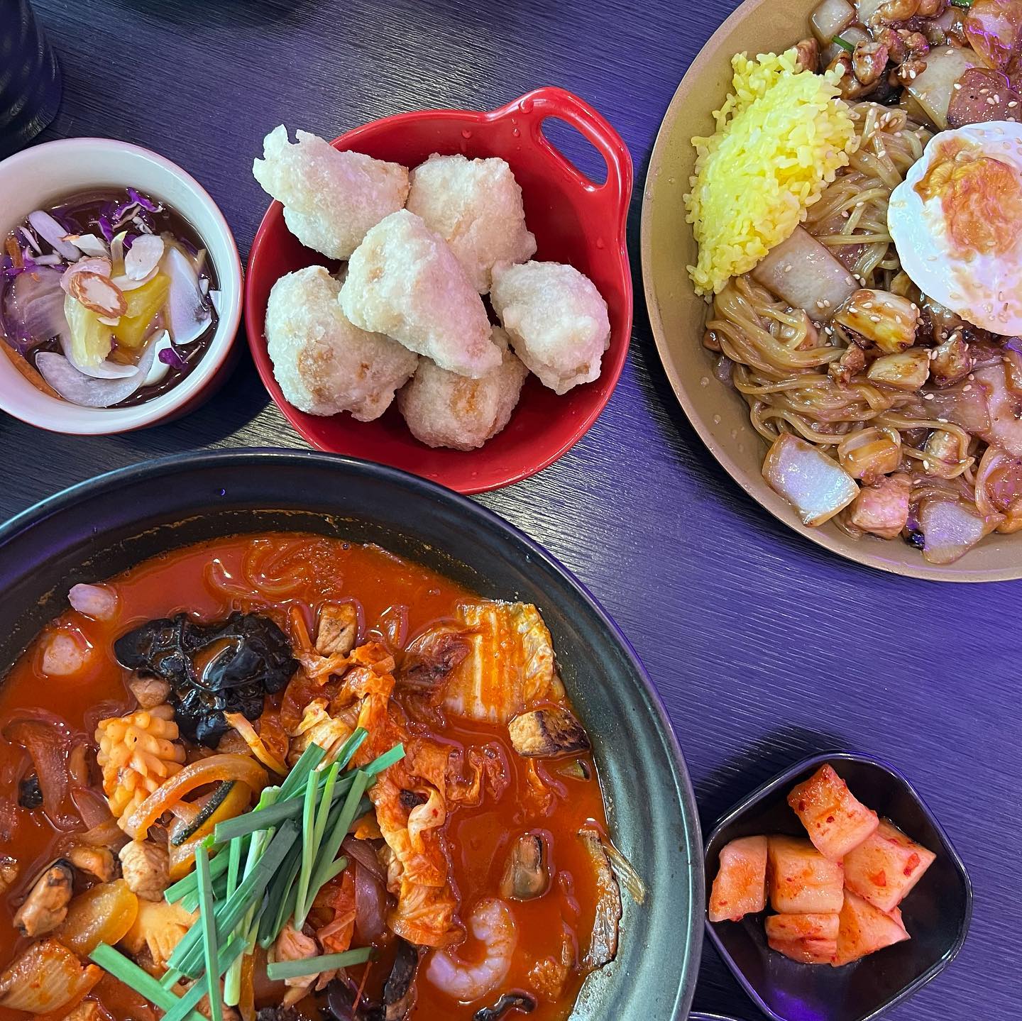 .
여보랑 또 맞집 찾아 삼만리🐷

한식 퓨전으로 메뉴가 구성된 광교 중식당

된장 짜장 + 고기 김치 짬뽕 핵강추👍

탕수육도 상상 이상으로 부드러움😳

완전 우리 스타일 중식당 발견!

새로운 메뉴 도전하러 또 가야겠다👍

📍뭐가남루
☎️050713950886
⏰11:00~22:40 (화~금) / 11:00~23:00(주말)