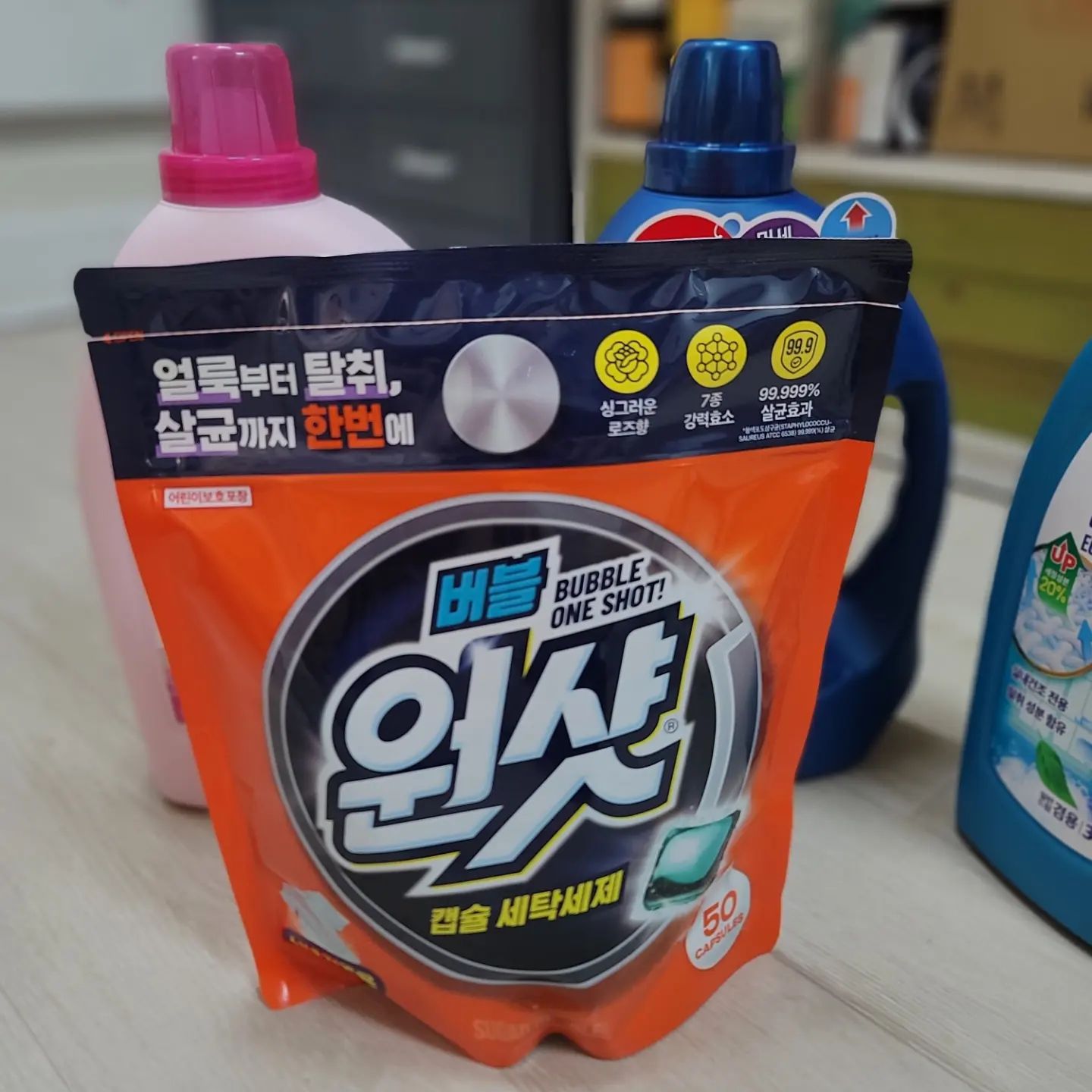 #제품제공 sugarbubble_official

쉬는날은 빨래하는 날!!

짙은 녹색 컬러가 매력적인
슈가버블 버블원샷 실내건조 캡슐세제!

얼룩을 비롯하여 탈취 그리고 살균까지 한번에
원샷으로 세탁하는 세탁세제
실내 건조 원샷 솔루션으로 
진짜 싫은 꿉꿉한 빨래냅새 걱정은 사라져요 ^ㅂ^

슈가버블 버블원샷 실내건조 캡슐세제 사용하면서
느낀 점은
세제 제품이 캡슐이라서 빨래 할때 사용시
정말 간편 했습니다.
그리고 향이 정말 은은향해요
그리고 오염물 세탁도 말끔해 해줍니다 굳굳

깔끔하게 빨래가 되니 , 완전 좋아요 

#제품제공 sugarbubble_official

*업체로부터 상품을 무상 제공 받아 작성된 
솔직한 후기 입니다

#슈가버블 #친환경세탁세제 #친환경세제
#버블즈패밀리 #캡슐세탁세제 #세제추천
#주부템 #슈가버블원샷 #실내건조 #캡슐세제추천