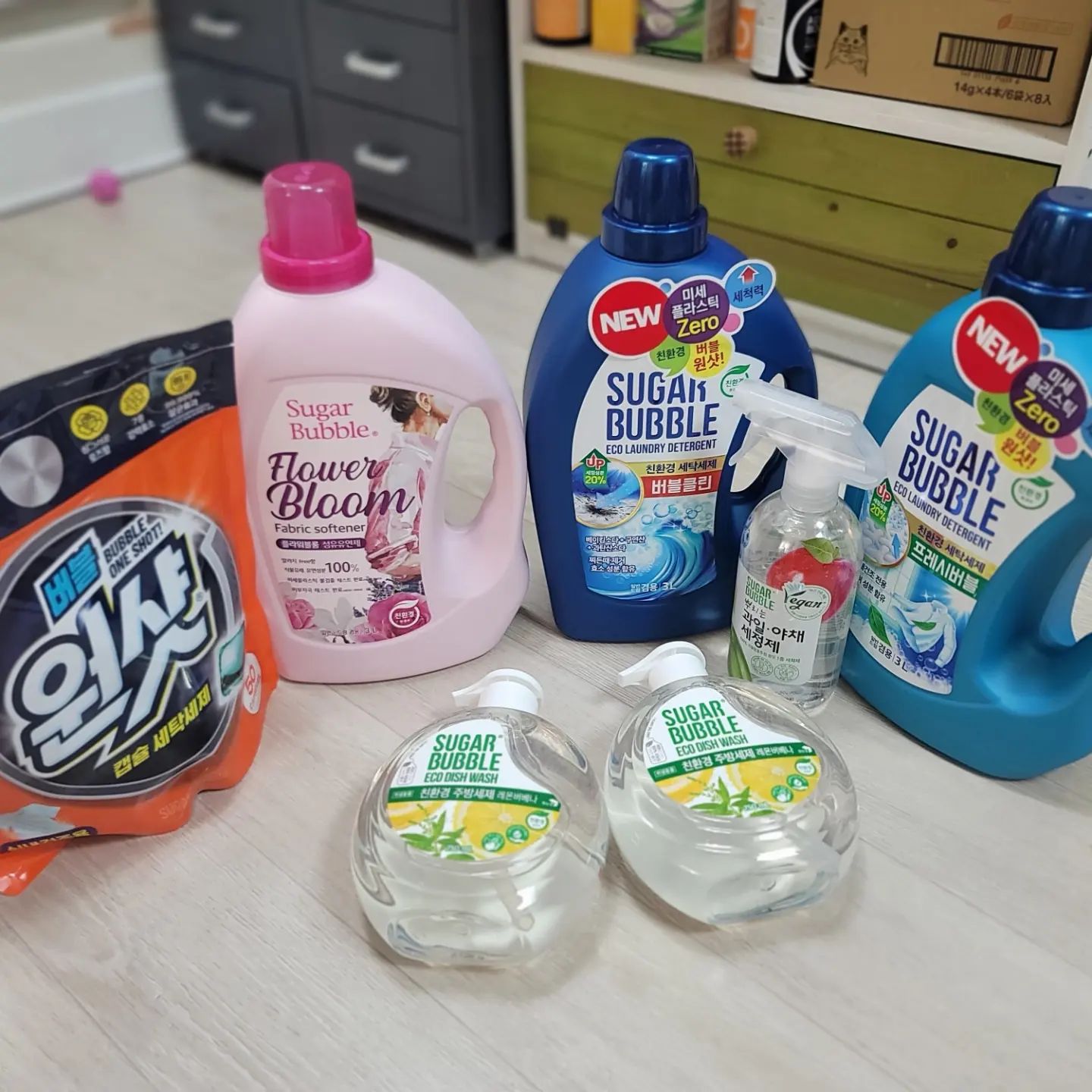 #제품제공 sugarbubble_official

앵심이네 세탁세제, 주방세제
전부 슈가버블로 교체 했습니다
지금 액상세제 및 캡슐세제랑 주방세제
다 슈가버블 제품 사용중인데요

요~캡슐세제는 보관 하고 사용이 매우간편했어요
제가 사실 세제 계량을 잘 못하는 편이거든요
근데 이 제품은 두껑이 계량컵이라서
사용하기 매우 편했어요
그리고
대형빨래인 이불이나 옷가지 경우에는
캡슐세제보단 액상으로 된 세제가 
좋아서 쓰고 있는데
진한 파란색 제품은 찌든때 제거용으로 제격이고
연한 파란색은 실내건조용이라서 
사용에 맞게끔 사용중입니다
특히 본품은 친환경제품이라서
안심사용이 가능해서
개인적으로 아주 맘에 쏙 듭니다 ^ㅂ^

*업체로부터 상품을 무상 제공 받아 작성된 
솔직한 후기 입니다

#슈가버블 #친환경세탁세제 #친환경세제
#버블즈패밀리 #캡슐세탁세제 #세제추천
#주부템 #슈가버블원샷 #실내건조 #캡슐세제추천