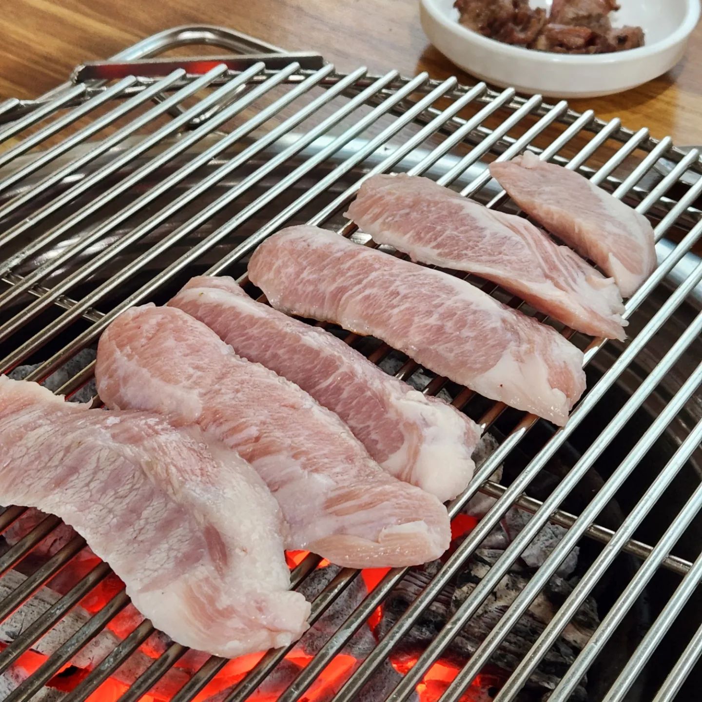 오랫동안 사랑받은 맛집 옥류관

옥류관은 예전부터 군산에서 냉면 맛집으로 명성이 자자한 곳이다.

요즘 냉면집이 고깃집도 겸하는 곳이 많은데 옥류관도 그렇다.

냉면이야,,,냉면 맛집이었으니 당연히 괜찮고 내가 특히 놀란 것은 고기질이었다.

이 가격에 이 고기가 괜찮나?? 싶을만큼 고기가 너무 좋았다.

갈비도 놀라웠지만 항정살은 정말이지...일반 고깃집으로 묶어도 되나 싶었다.

나는 기름기 많은 고기를 안 좋아하는데도 꿀떡꿀떡 넘어가더라.

같이 간 지인이 축산업에서 일하는데 고기 정말 좋다고 1000% 만족해했다.

사장님도 너무 친절하시고 고기랑 냉면도 훌륭해서 앞으로도 계속 장사가 잘 됐으면 한다.

#옥류관#지곡동맛집#군산냉면#군산갈비#군산맛집#군산지곡동맛집#군산지곡동냉면#군산지곡동갈비#군산갈비맛집#군산고기집#지곡동고기집#군산냉면맛집