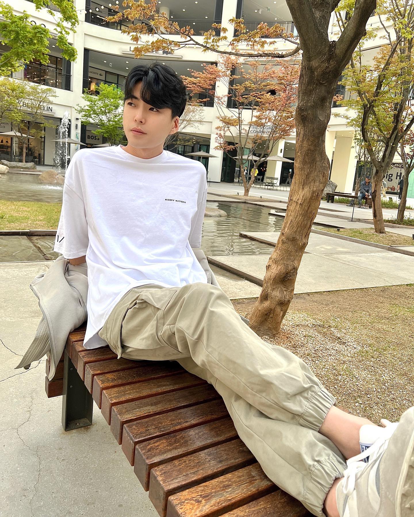 korykiton_official stylemate_official

"THE BASIC SHORT SLEEVE" 오버핏 반팔 티셔츠 

짱짱한 원단 심플 로고 소매 포인트 자수

올 여름 요 반팔 하나로 버틸 수 있겠어요 취저👀🤍

#KORYKITON #코리키튼 #스타일메이트 #반팔 #반팔티 #남자데일리룩