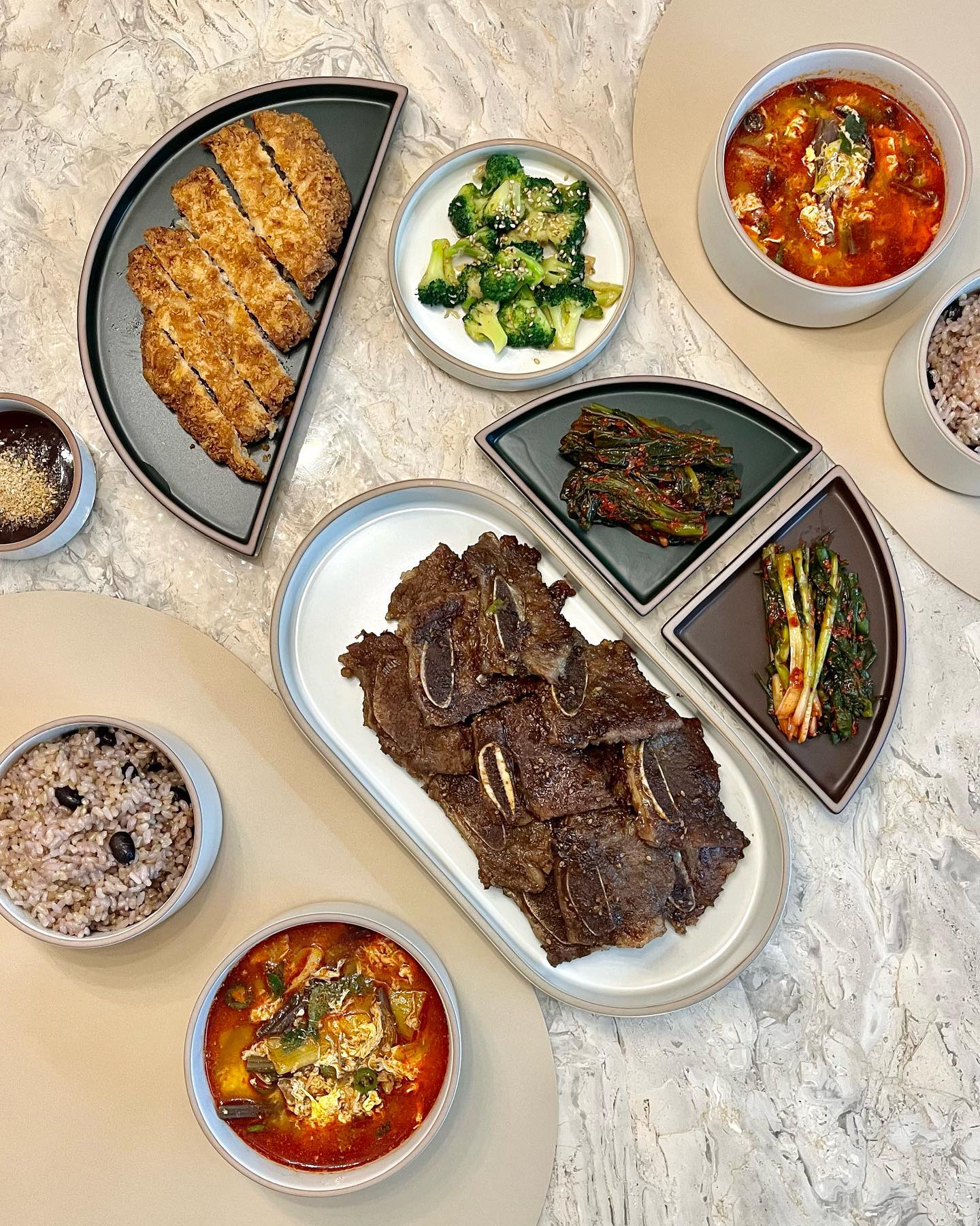 #협찬
내가만든 라갈비+내가 끓이기만한 육개장
내가 만들었지만 라갈비 너무 맛있는거 이거뭐야ㅠㅠㅠ

육개장이 넘넘 먹고싶었는데
2인식구에 육개장을 끓일라니 한솥을 끓여야하고~
요새 장바구니 물가로는 집에서 만들어도 싸단 느낌이 안들고
그냥 간단히 맛있게는 먹고싶고!
울집에 딱 안성맞춤인 육개장

매운맛 / 순둥이맛 두가지가 있어 골라 먹을 수 있고
건더기도 많이 들어 있고 양도 괜찮은데 가격도 착하다!
냄비에 넣고 끓이기만하면되니 요리왕으로 만들어주네👍🏻
자취생, 캠핑, 주부 누구나 언제어디에서나 즐길 수 있어서
백점만점!!

6dog10
#la갈비#라갈비#오덴세#레고트
#주식회사육개장 #육개장밀키트 #간단캠핑요리 #전통육개장
#간편조리식품 #캠핑밀키트추천 #육개장밀키트 #밀키트추천