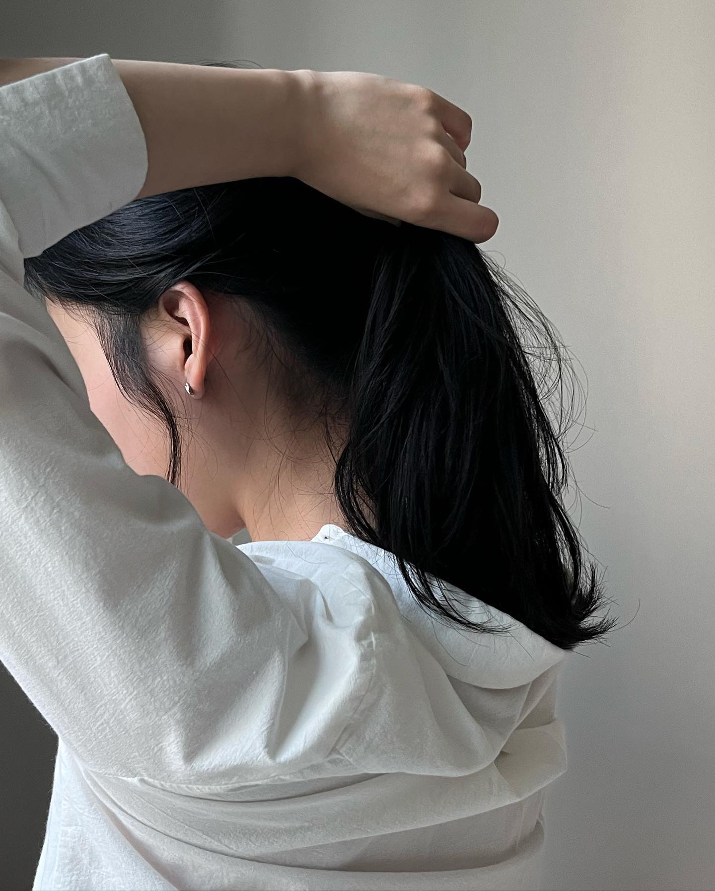 #협찬 쉽게 상하고 갈라지는 머리. 그만큼 꾸준한 관리 습관이 중요한데요. 매일매일 하는 스킨케어처럼 계속해서 신경써야 좋은 머릿결이 찾아오는 것 같습니다. 그래서인지 단순한 헤어 케어를 넘어 나를 위해 투자하는 중요한 시간처럼 느껴져요😌

그런 점에서 헤어플러스 단백질 본드 앰플과 에센스는 필수 아이템인데요! 고농축 단백질이 쫀쫀하게 머리를 채워주는 느낌이에요. 단백질 침투력 2679%라는 말 그대로에요.

더불어 정전기 방지 기능이 있어, 요즘처럼 건조한 환절기에 푸석푸석해진 머리카락을 잘 보호해줘요.

덕분에 매직과 히피펌, 그리고 다시 매직을 한 제 머리도 다시 건강한 모발로 살아나게 해줬어요🩺 앞으로도 헤어플러스와 함께 건강한 헤어습관 열심히 실천하기🚿🐬
.
.
.
.
.
.
.
.
.
.
#헤어플러스 #헤어습관 #헤어루틴 #단백질본드 #걸림없는짜릿함 #헤어케어 #헤어관리 #리추얼 #dailyroutine #헤어에센스추천