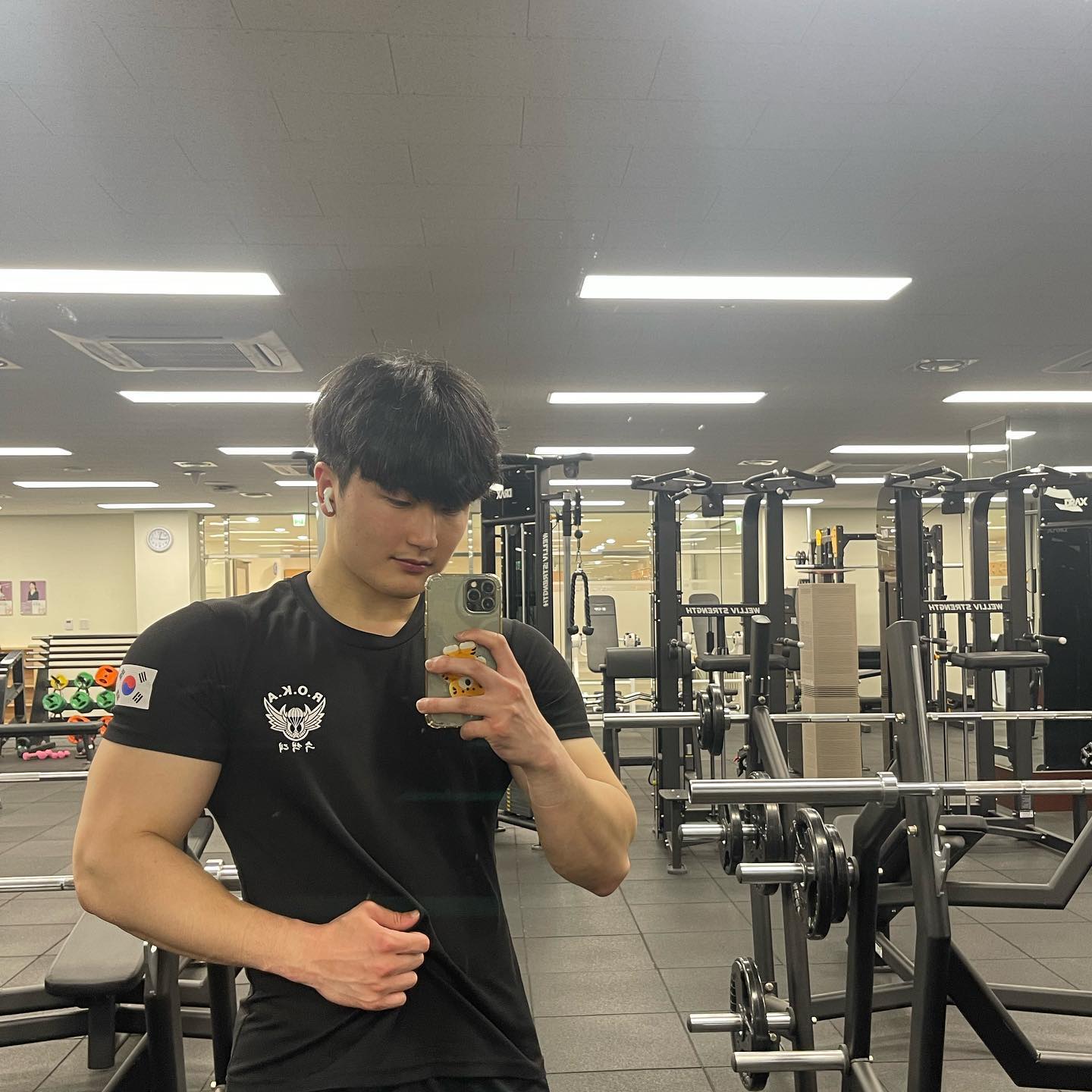 2023.4.18 운동기록📝

🔥이두 운동🔥

✅바벨컬 25kg 30회 3set 
  30kg 30회 1set
✅해머컬 15kg 15회 
  20kg 10회 컴파운드 4set 
✅덤벨컬 8kg 15회 7set

🔥삼두 운동🔥

✅덤벨 킥백 15kg 15회 
  라잉 트라이셉스 익스텐션 25kg 10회
  컴파운드 4set
✅케이블 로프 푸쉬다운 87lbs 15회 4set
✅케이블 푸쉬다운 110lbs 15회 4set

🔥어깨 운동🔥

✅후면 어깨 운동 95lbs 15회 3set
✅케이블 사이드 레터럴 레이즈 15lbs 
  20회 7set

⏰휴식시간 : 1분40초

화요일도 운동 끝🔥
오늘은 시험 끝나자마자 운동 가려고 했는데 어제 세시간밖에 못자서 결국 저녁시간대에 운동을 갔다 왔어요😆😆
근데 왜 운동이 더 잘되는거 같죠?😁
아무튼 두시간 동안 팔이랑 어깨를 다 털었어요💪 내일은 오랜만에 하는 하체...!
내일은 하체로 불태울 예정입니다🤣🤣
.
화욜도 운동하신 인친님들 고생하셨구 득근하세요💪💪💪