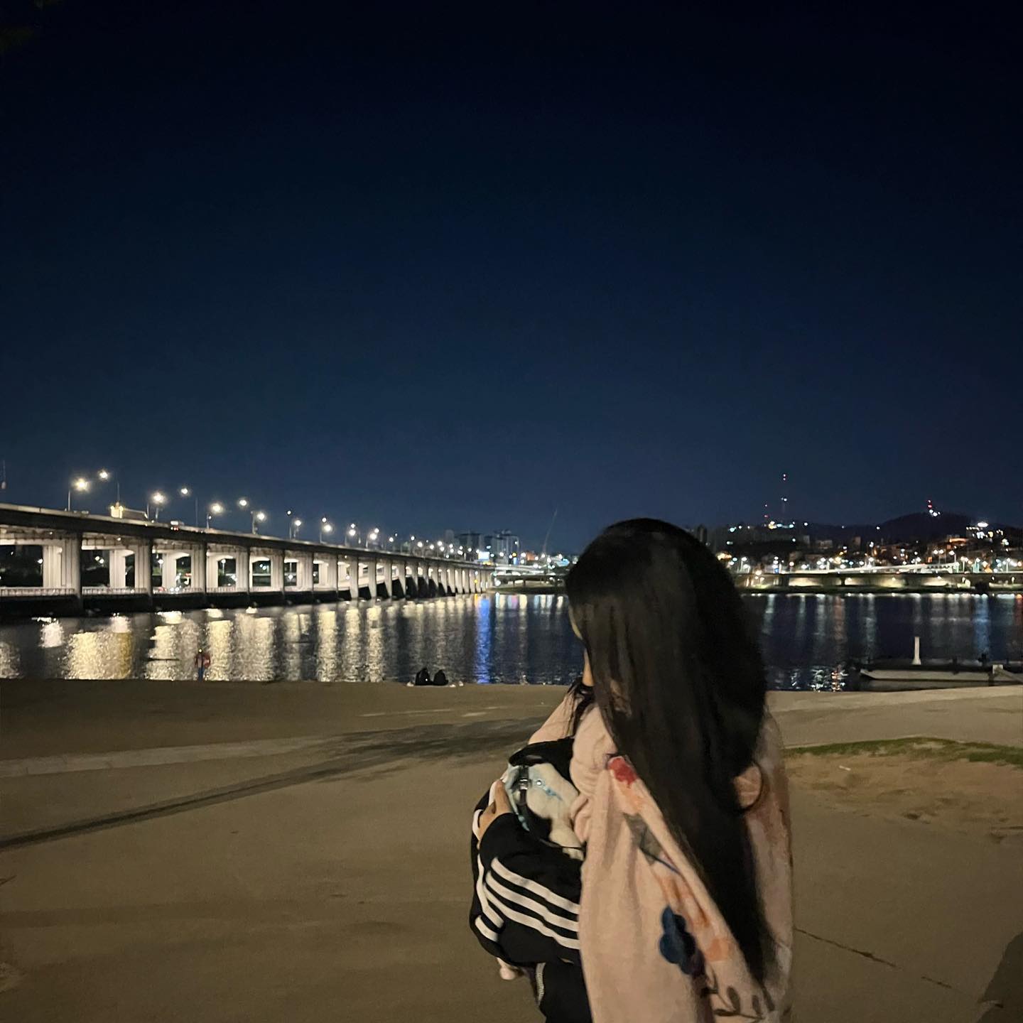 비가오는날엔 사랑의 크기를 알 수 있다
함께 우산을 써도 저마다의 기울기로 
사랑의 크기는 선명하게 드러난다
그렇게 사랑은 비를 안고 내린다
