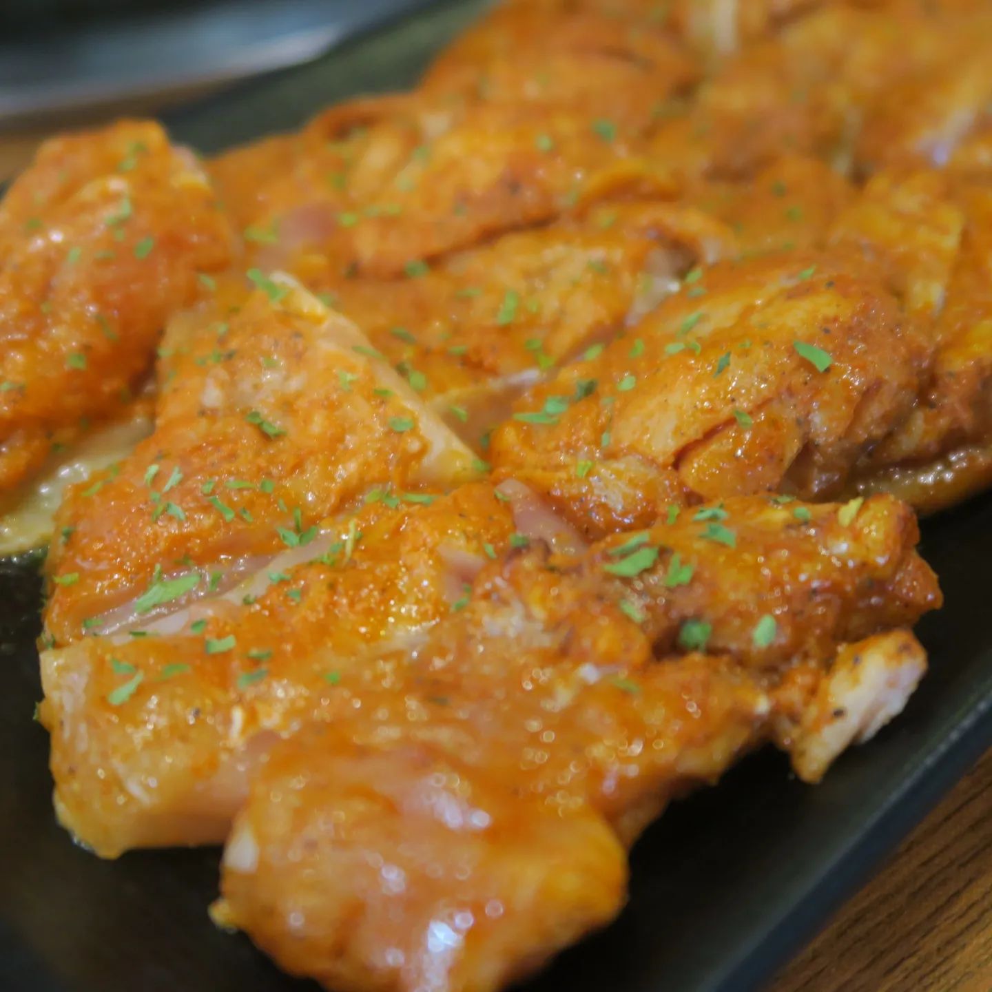 철판닭갈비가 아닌 양념닭갈비 숯불구이!
숯불구이로 먹는 닭갈비 완전 괜찮네!
이 맛을 왜 몰랐을까!
#백천동맛집 #백천동고기집
#경산닭갈비 #닭바위