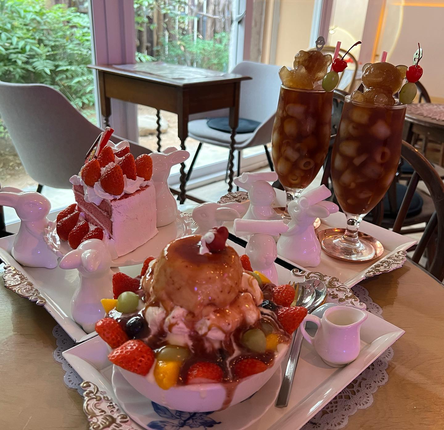 커스터드푸딩빙수🍧
아기가 조금 사람다워져서 오랜만에 카페나왔어요❤️
아기자기한 플레이팅과 인테리어가 인상적이었는데
푸딩빙수 맛도 입에 넣으니 부드럽고 달달한게 완전 인상적👍
푸딩 좋아하는 세니와 함께 공주놀이 하다옴ㅋㅋㅋㅋㅋㅋㅋㅋㅋ

딸기커스터드빙수 22,900
딸기 숑숑 케이크 9,900
아아 4,500

#협찬 #마마다이닝 #대구빙수 #대구카페
#푸딩 #빙수 #동성로카페 #동성로맛집 #신혼부부 #신혼밥상 #맞팔 #소통해요 #소통