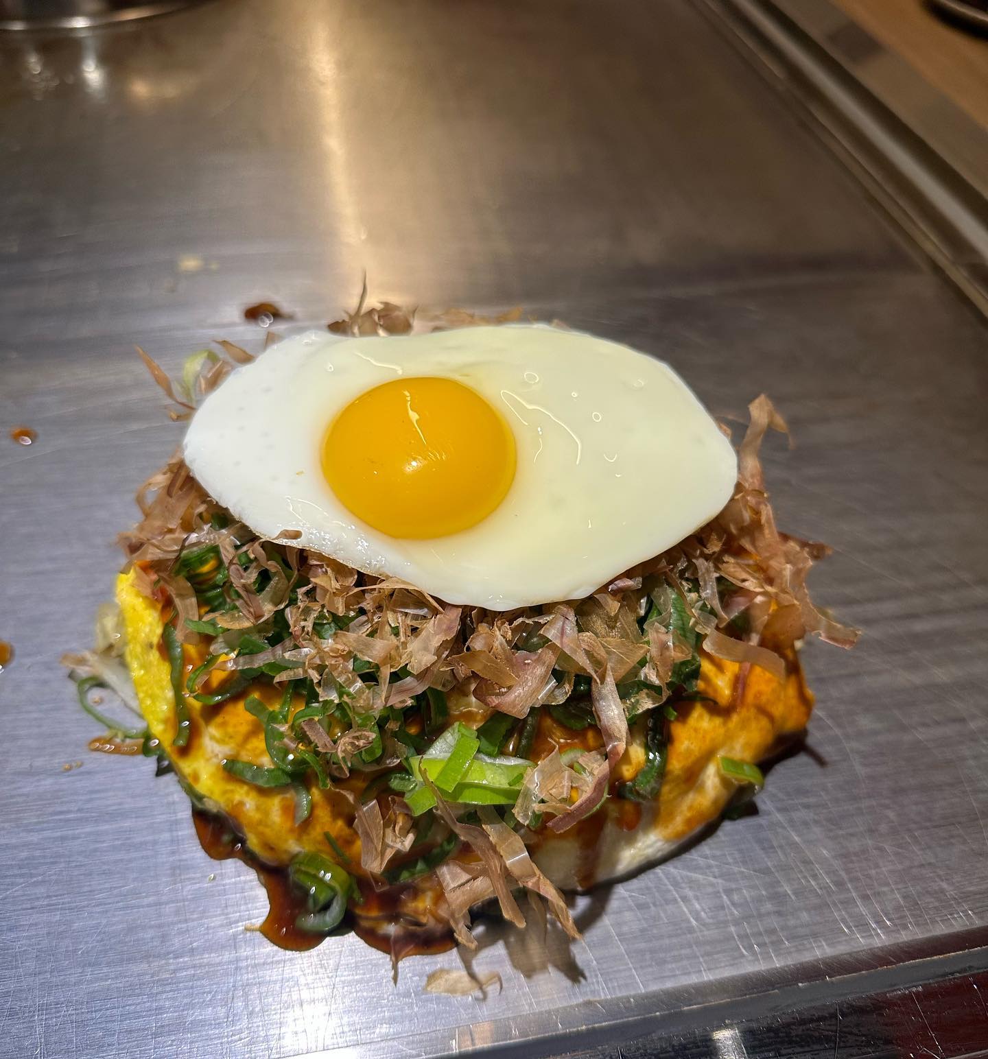 🐥성수동_#핫쵸 

성수동 오코노미야끼 맛집 핫쵸 다녀왔어요! ᖗ( ᐛ )ᖘ 오픈런해서 다녀왔는데 일찍 출발해서 다녀왔는데도 웨이팅이 어마어마하더라구요! 주말이여서 테이블링 예약은 안되고 현장에서 대기 예약 했는데 생각보다는 빠르게 들어가서 좋았답니다!(๑˃́ꇴ˂̀๑)

저는 핫쵸 히로시마 오코노미야끼, 토오가라시 야끼소바, 명란 크림 돈페야끼 주문했답니다! 토핑 추가가 가능했는데 오코노미야끼에는 계란추가, 야끼소바에는 삼겹을 추가했어요! 오코노미야끼는 양상추랑 숙주가 가득가득 들어기서 씹는맛이 좋았고 명란 크림 돈페야끼는 야끼소바와 너무 잘어울렸어요! (*‾᷄ᵕ‾᷅*) 야끼소바가 두가지가 있었는데 간장과 고추로 두가지로 나뉘었는데 명란 크림은 조금 느끼한감이 있어서 잘어울렸던것 같아요! 대체적으로 양도 많고 짜지않아서 너무 좋았던곳! 오코노미야끼는 소스를 더 추가해서 먹어도 좋을 맛이랍니다!ෆ⸒⸒⸜( ˶'ᵕ'˶)⸝

오코노미야끼 좋아하시는 분들 핫쵸 너무 추천드려요! ⸜(♡'ᗜ'♡)⸝

🍳핫쵸 히로시마 오코노미야끼 : 16000원
🍝 토오가라시 야끼소바 : 14000원
🍳 명란 크림 돈페야끼 : 15000원

📌서울 성동구 왕십리로5길 9-20 1층
📌화 - 일 : 11:30 ~ 22:00(15:00 ~17:00 브레이크 타임, 21:00 라스트오더)(월요일 정기 휴무)