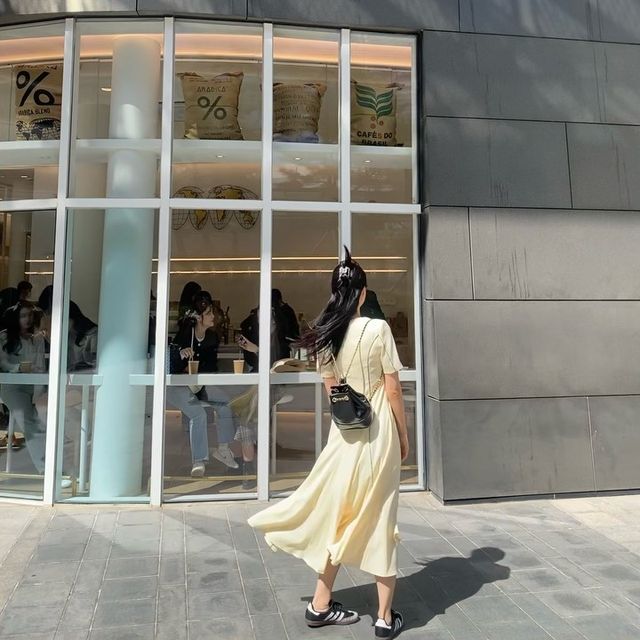 젼예인 on Instagram: "#광고 내 키까지 커버해주는 #피에뮤원피스 자연광너무잘받는거아닌가요😌✨ 디테일한 몸매보정라인으로 자신감업💓 원단도 탄탄한게 밥먹다 흘려서닦았는데 진짜깔