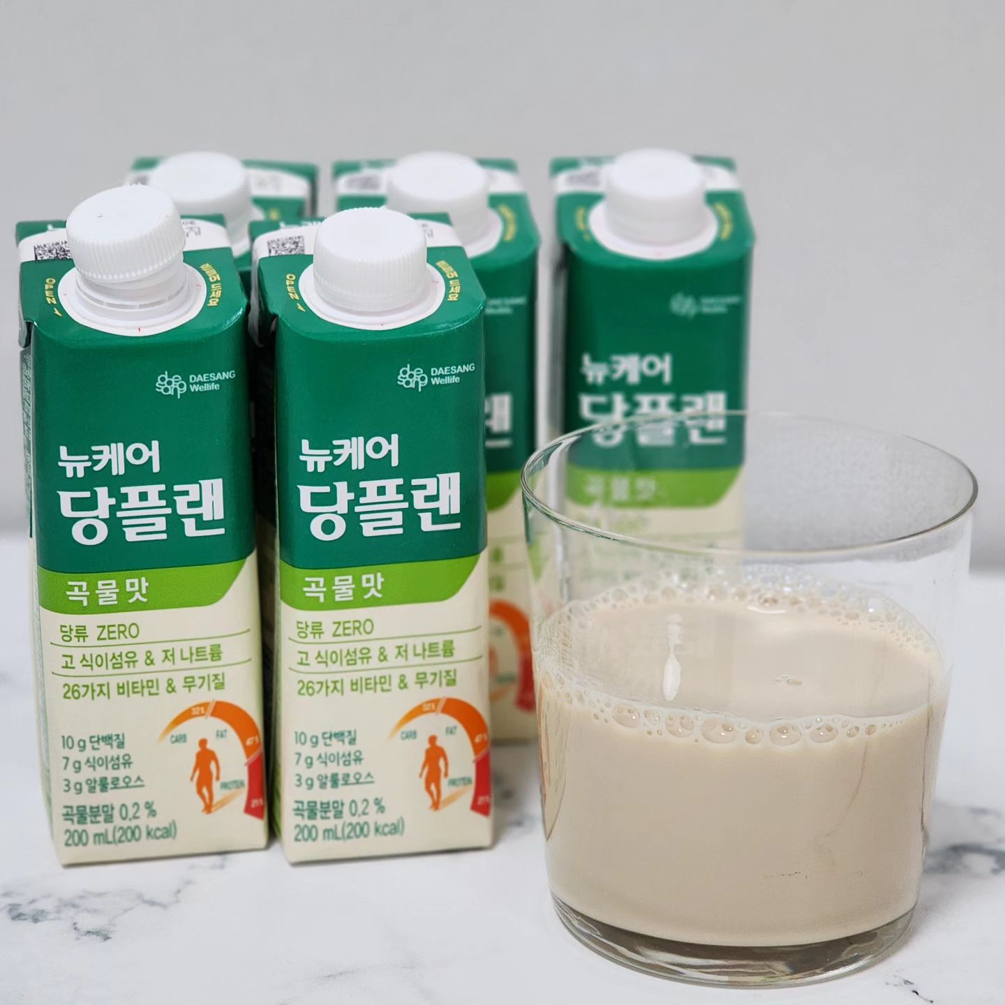 #제품협찬

당 걱정없이 균형잡힌 영양성분을
먹을 수 있는 #뉴케어당플랜곡물맛
을 먹어봤어요!

두유를 마실 때도 영양성분 표에 당이 얼마나 들어있나 확인하면서 사는데
뉴케어 당플랜에는 ✅️당이 0g이더라구요!!

당뇨환자들을 위해서 당류 ZERO에
식사대용으로 마실 수 있게
✅️단백질 21%
✅️탄수화물 32%
✅️지방 47%
적절한 열량구성비를 갖췄다고 하는데요.

곡물맛은 고소하고 달달한 인절미가 생각나는 맛이라 맛도 괜찮았습니다.😋

당뇨환자나 식사관리가 필요한
부모님, 어르신들에게
균형잡힌 영양소를 섭취할 수 있도록
도와줄 수 있는 간식 또는 식사대용으로
괜찮을 거 같아서 요즘 당 걱정이 많은 아빠께 중간 간식으로 선물드리려구요🤗

맛도 있고 영양성분도 갖춰진 뉴케어당플랜 곡물맛 추천드립니다👍🏻

📌제조원 : 대상웰라이프(주)천안2공장

#대상웰라이프 #뉴케어 #뉴케어당플랜 #당플랜 #영양간식 #당뇨간식 #선물
