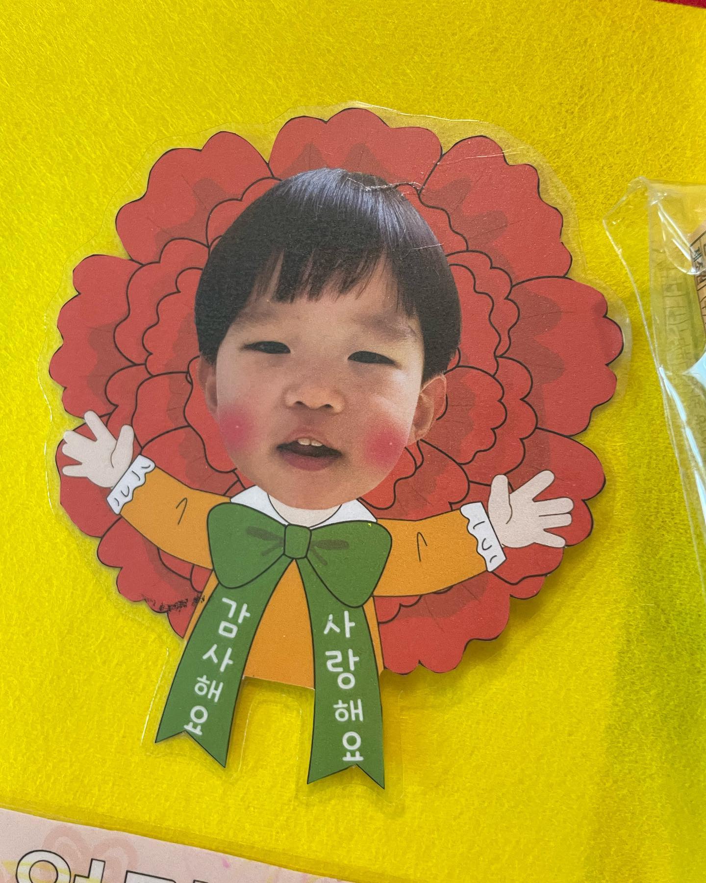 #준우❤️

어버이날기념 ....

ㅋㅋㅋㅋㅋㅋㅋㅋㅋ

뭔가 기분이상하고 
맨날 내가챙기던거 
챙김받으니까 뭔가 이상해서 
엄마테 저나해서 
엄마 내가 너무애교가없어서 사랑한단말도 잘못하고 섭섭하지 사랑해요 이러니까 엄마도 어색어색 ㅋㅋㅋㅋㅋㅋ 우린 뭔가 이런거 너무안대는디 노력해봐야겠다...ㅋㅋㅋ 내새끼테 어버이날 받으니까 뭔가 갬성 기분이상해진 피드....주절주절....

#24개월아기 #오늘도잘생긴내새끼 #고슴도치엄마그램 #육아스타그램 #육아일기