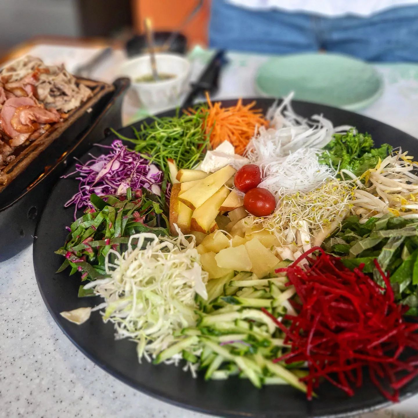 내 최애음식 월남쌈❤️
지지난 주말오후 입맛없고 몸살로 골골대고 있으니
오빠가 아초원을 데려가주었다.

먹을때만큼은 씩씩하게 ☺️
우린 고기보다 야채리필을 4번했다는..😘

월남쌈가게는 진짜 아초원이 최고👍👍

#아초원하남점 
#월남쌈