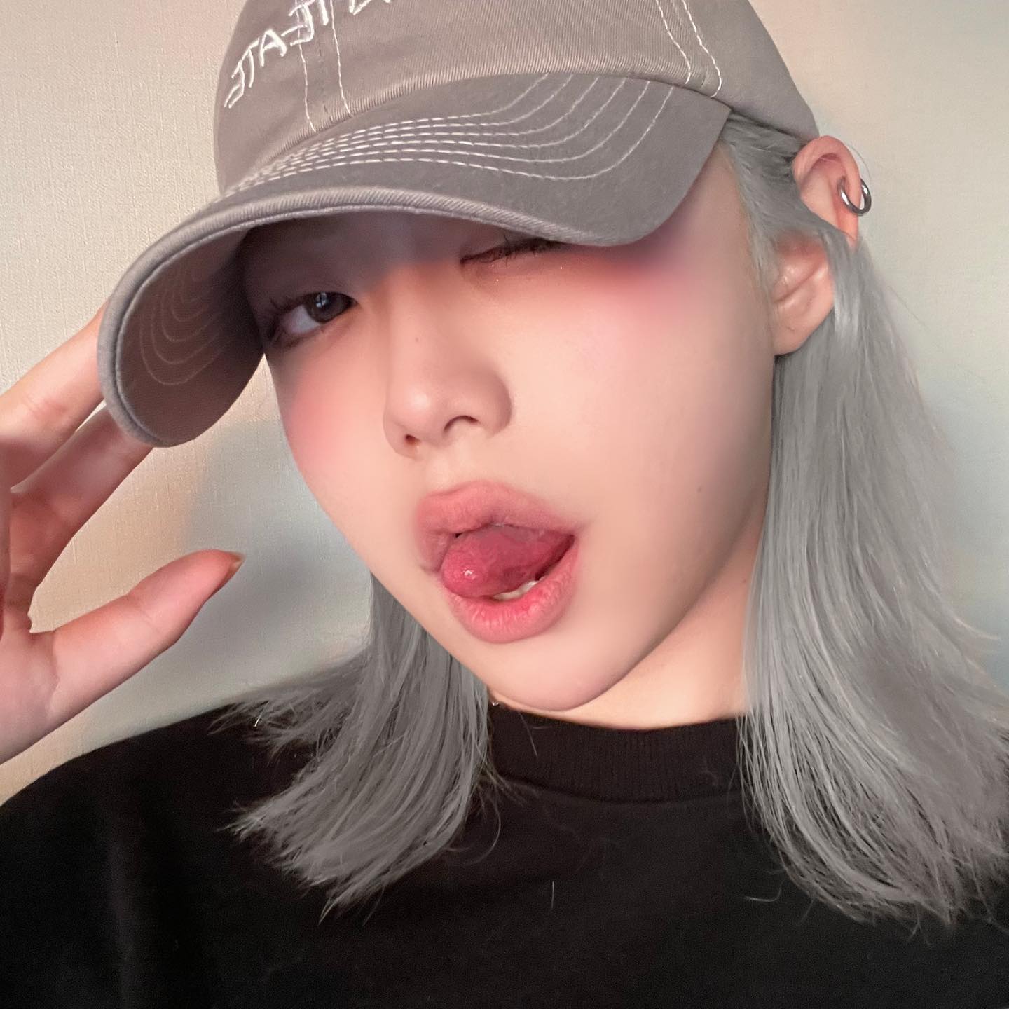 #협찬 

데일리 모자 득템 👻
손글씨 자수로 힙한 느낌의 모자갓 (O0O)
여러 색상이 있었지만, 지금의 머리색과 통일감 있게
맞춰주었답니당 헤헤 모자 자랑 좀 해보자면
기본적으로 땀받이 부분의 소재가 순면소재로 제작
하여 민감한 피부도 자극없이 휘뚤마뚤 쓸 수 있다는 점! 로고테이프도 겉감과 동일한 색상이여서 
벗고 들고다녀도 패션 그자체가 된다는 말씀 😤

🧢
-

permeate___official 

-
#모자 #모자코디 #모자스타그램 #모자추천 #모자맛집 #데일리 #데일리코디 #패션 #permeate #손민수템 #패션계정맞팔 #패션코디 #여자코디