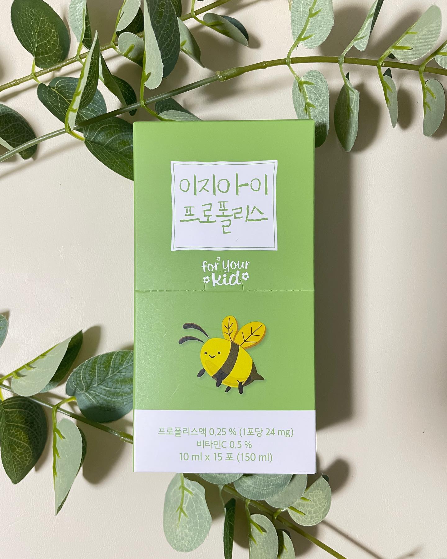 프로폴리스 액 24mg + 비타민C 함유

+ 새콤달콤 한 맛

= 이지 아이 프로폴리스

[[ 프로폴리스 란? ]]

꿀벌이 자신의 생존을 위해서 식물의 수액에 자신의 타액과

효소 등을 섞어서 만들어낸 향균물질

이 향균물질을 벌집에 발라서 각종 세균과 유해물질로부터 방어를 해서

만들어 진 것이 프로폴리스
�
미세먼지가 많은 날 아지아이 프로 폴리스로

민감한 환경에 놓인 아이들을 위한 제품이기도 해요~!

��
자일리톨과 국산 무도라지 추출물도 함유가 되어 있답니다.

자일리톨은 원로는 필란드산이고 150mg 이 들어가 있어요~!

다양한 추출물들이 들어가 있는 프로폴리스

합성향료, 합성감미료, 보존료 같은 첨가물 전혀 들어가 있지 않아서

아이들에게 안심하고 먹이고 있답니다 +_+

� #이지아이 #프로폴리스 #아기프로폴리스 #유아프로폴리스 #키즈프로폴리스 

�