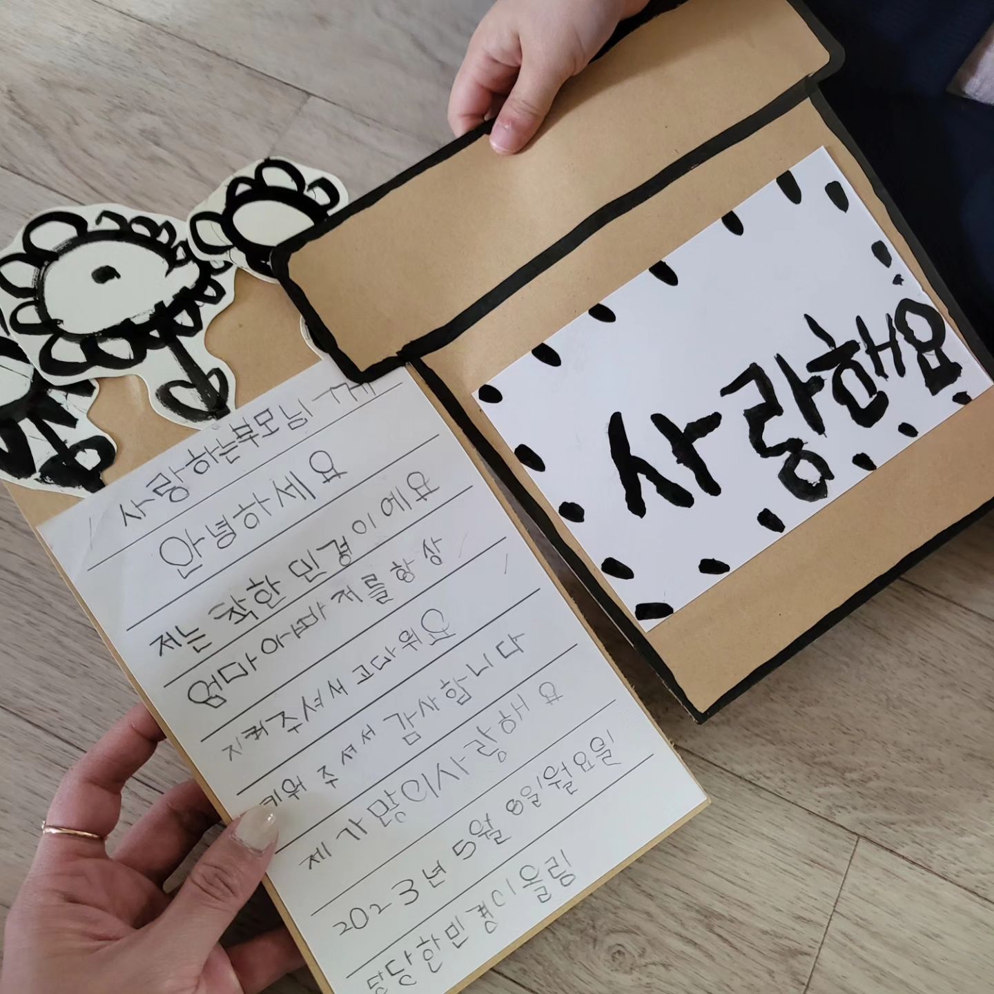 민경이가 챙겨주는 3번째 어버이날🥰

편지 써온거보니까 또 훌쩍 커버렸구나
엄마빠가 평생 지켜주께_💗

#언제이렇게컸지 
#글씨도예쁘게잘쓰네
#울집보물1호
#고마워사랑해❤️