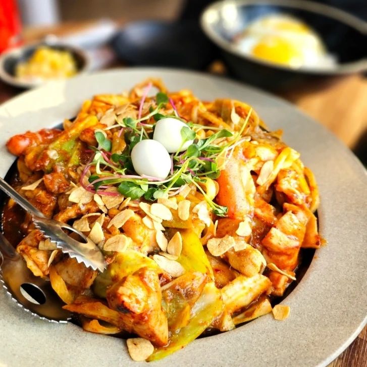 .
2015년에 가 본 맛집인데
8년만에 재방문 함 ㅋㅋㅋ
메뉴 3개에서 8개로 업그레이드~*
갈릭닭갈비에 큼지막한 닭고기도 많은데
치즈떡 고구마떡 우동사리도 있다.
들기름계란밥도 JMT !!

상호 : 장군닭갈비 jangoon_official
주소 : 서울 서대문구 연세로9길 7(창천동 33-17) 2층
영업시간 : 화-일 11:00-23:00 / 월요일 휴무

#연대맛집#장군닭갈비 #장군닭갈비신촌점 #신촌닭갈비 #로제닭갈비 #신촌맛집 #신촌가성비맛집 #신촌밥집 #신촌점심 #신촌데이트추천 #먹스타그램
