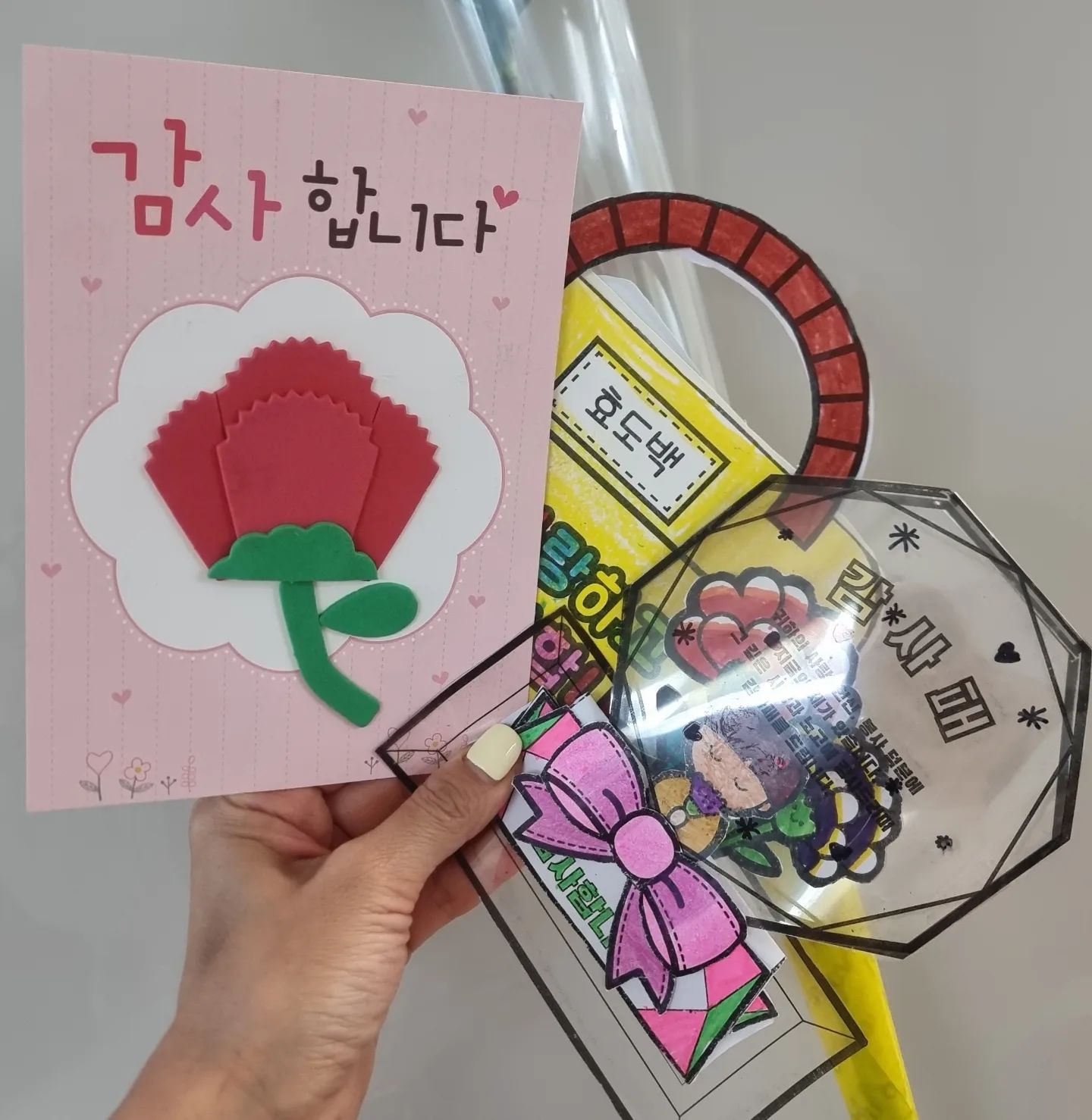 #어버이날

부모님들께
챙겨드려야겠다고만
생각하고 있었어요
항상 그래왔으니까..

그런데 오늘
이렇게 어버이날 축하한다는
귀한 선물을 많이 받았네요

내가 어버이날의 주인공이라니❤️
그렇게 불러주고 축하해주는
스윗한 두 아들들이 있다니
너무 뭉클하고 행복한 날이네요👨‍👦💑

더 좋은
아니 더 노력하고
더 이해하는
친구같은 엄마가 되어볼께

사랑해❤️❤️❤️

#어버이날
#나도어버이
#카네이션
#어버이날찬스
#사랑합니다