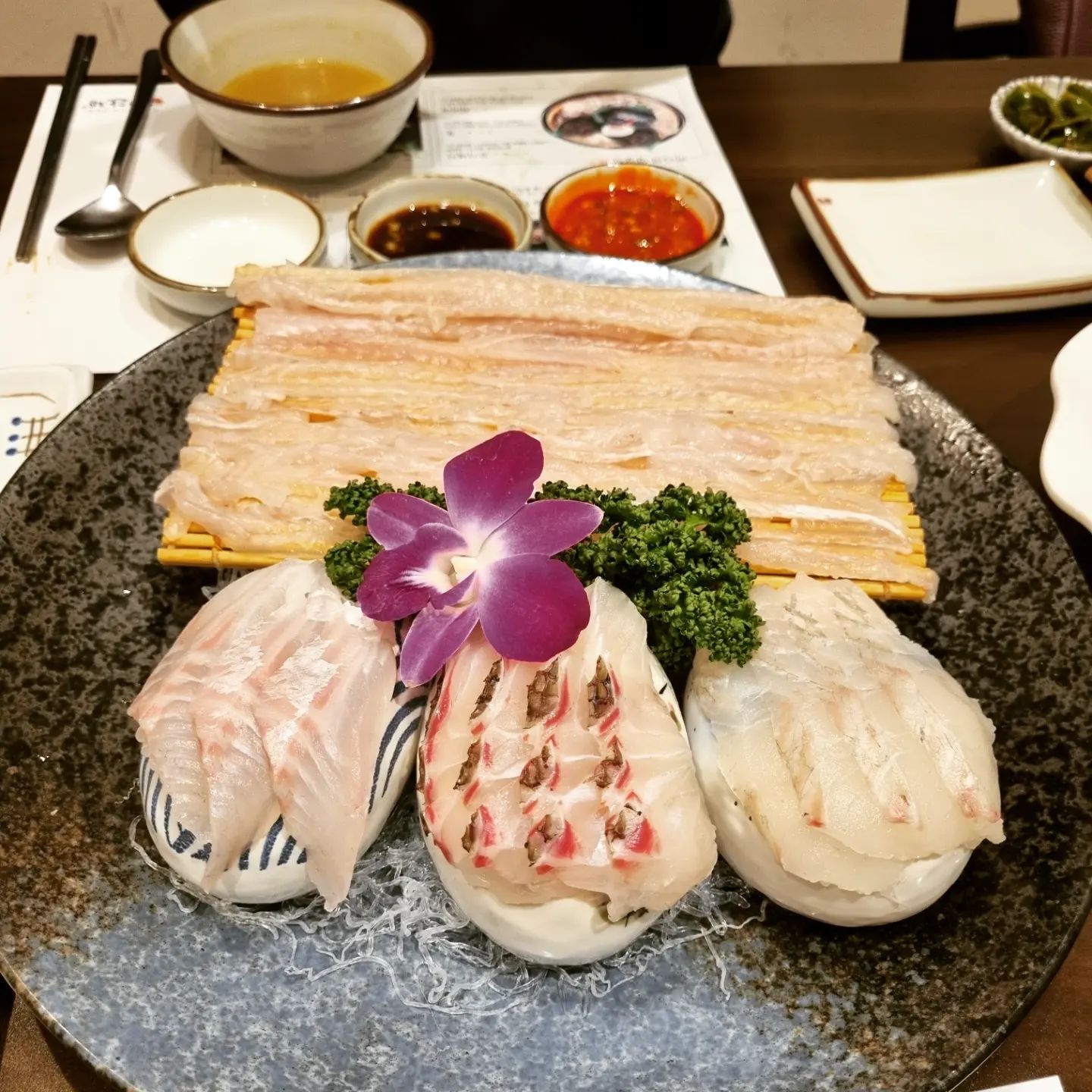 #협찬 #삼성맛집 #해담채삼성점 #오잇_강남
높으신분과 점심식사 혹은 회식을 할때 해담채에 가도 좋을것 같습니다! 프라이빗 개별룸에 연말 모임하기 좋은 연회룸까지 구비했고 거기다 깨낏흔 매장 인테리어와 조경까지! 저도 몇번 가봤지만 매번 만족하고 왔어요.

역시 유명한곳 답게 음식은 깔끔하고 맛있습니다. 기본 메뉴인 멍게, 문어, 심지어 새우도 까주시는 서비스까지~ 맛도 좋고 서비스도 좋으세요! 해초와 톳을 미역에 젓갈과 함께 싸먹어도 좋습니다. 회는 입안에서 녹아요! 특히 해초와 싸먹는 세꼬시는 고소하니 맛있습니다. 또한 튀김과 우삼겹샐러드는 손이 계속가더라고요. 식사로 고등어조림과 매운탕이 나왔는데요. 특히 고등어조림과 무조림 진짜 밥도둑입니다. 살짝 달면서 매콤하고 매운탕은 얼큰하니 숟가락으로 계속 먹게 되더라고요. 

왜 해담채인지 알게 됐고 양도 너무 많아 아주 배부르고 대만족 했습니다. 지인은 기회가 된다면 또 가본다고 하네요. 저도 마찬가지고 재방문 할거에요!

네이버 검색창에 @오잇 검색하셔서 보시거나 혹은 프로필 링크를 클릭해주세요!
.
.
.
#음식스타그램 #먹스타그램 #먹스타맞팔 #먹스타맞팔환영 #jmt #존맛 #존맛탱 #맛집 #맛스타그램 #소통환영 #소통 #선팔하면맞팔 #해담채 #해담채강남점 #바다A #강남맛집 #맛있다그램 #삼성역맛집 #한정식 #코스요리 #해초바다요리전문점 #프라이빗 #룸식당 #개별룸 #해담채 #푸드스타그램