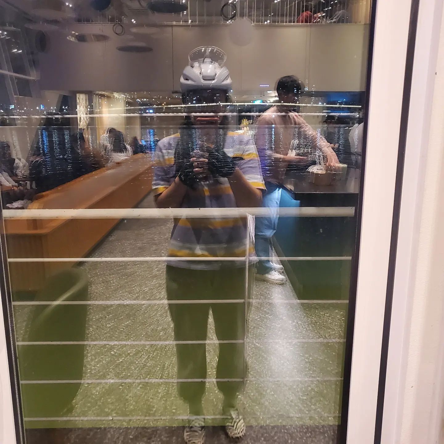 오늘도 남겨보는 잼미니스러운 일기
자다가 끝날뻔한 휴가에 겨우 미션 하나 클리어하러 나가면서
자전거는 일단 혹시 몰라 뒤에 태워갔는데
막상 타려니까 옷은 또 갈아입기 귀찮아서 그냥 탔다
근데 좀 숭구리당당 같아서 담부턴 귀찮아도 옷입어야겠다
그나저나 그새 더 저질체력이되어서 헉헉거렸다
한강에 스벅이있길래 아아가 아른거려 들어갔는데
비주얼 폭탄맞아서 헬멧 벗을 수 없었다...
나오는길에 외줄타기를 하고있는 새를 보았다
벌레 브로치를겟했다 

#라이딩스타그램 #자린이 #오운완