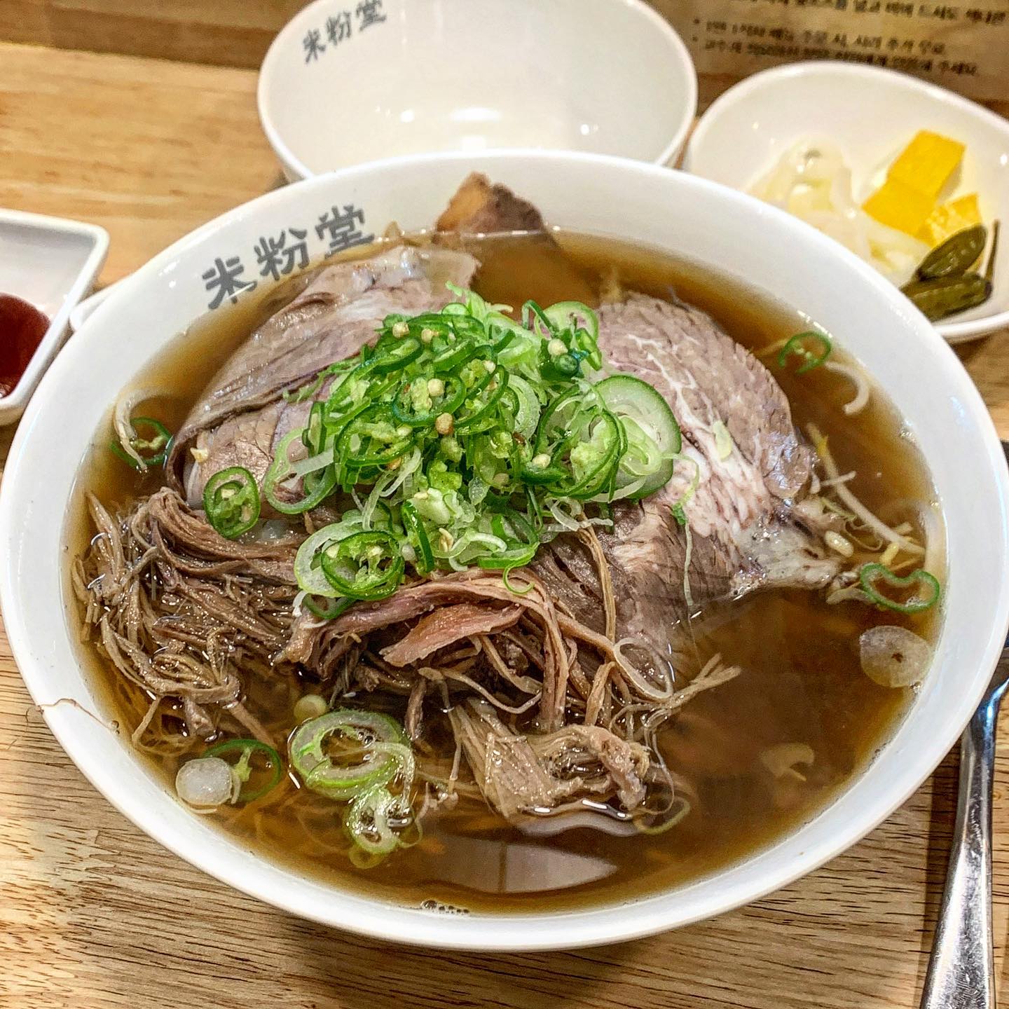 부산 장전동 #미분당부산대점 <🌟🌟🌟🌟🌟>
.
체인점가서 이렇게까지 만족한적없는데 진짜 역대급 만족스러워서 탭댄스추고 싶었던 대존맛 쌀국수맛집🇨🇳💃🏻 야들야들한 차돌이랑 손으로 하나하나 결결이 찢은 양지가 산처럼 쌓여있고 그 밑으론 숙주와 면의향연이 펼쳐진다
.
거의 고기국이라고해도 과언이 아님; 국물은 군더더기없이 깔끔하니 완전 찐〰️하고 숙주랑 고기,파 건져서 핫소스에 비벼 비빔면으로 먹었는데 소스가 개매워서 전날 먹은술이 한큐에 빠져나가버림; 맵순이 입에도 매웠으니 맵찔이는 도전하지않는걸 당부..! 내입맛엔 너모 찰떡이라 미친듯이 비벼먹었다. 기본으로도 양이많은데 다먹고나서 면도 한번 더 리필가능해서 대식가들한테도 좋을듯, 개인적으로 부산에서 먹어본 쌀국수중에 원탑이었다 재방문의사 99999%
.
.
.
▫️ 부산 금정구 금강로 248-5 1층