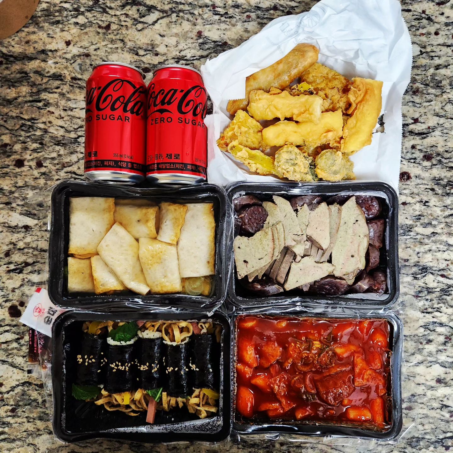 #광고 #분식을품다
.
.
.
강남 분식맛집 랭킹 1위 분식을 품다

배달&포장 전문점
맛있는 분식을 빠르게 먹을 수 있는곳 

➡️ 이품세트 29000원
[떡볶이+순대+모둠튀김+김밥+오뎅+음료2]

🌶 떡볶이
아주 빨간 고추장 베이스 양념 맛인 쌀떡볶이 😝

🐽 순대 (+간)

🍤 모둠튀김

🍚 꼬마김밥
오뎅듬뿍 깻잎 단무지 햄이 들어간 꼬마김밥

🍢 오뎅

🧉 음료×2

💥분식을품다 강남점💥
위치 : 서울 강남구 역삼로7길 2 분식을 품다
운영시간 : 매일 10시 ~ 02시
연락처 : 02-553-9197

#분식을품다 #분식을품다강남점 #강남분식맛집 #강남분식 #이품세트 #떡볶이 #순대 #모둠튀김 #김밥 #오뎅 #제로코크 #강남구맛집 #서초구맛집 #포장배달전문점 #꼬마김밥맛집