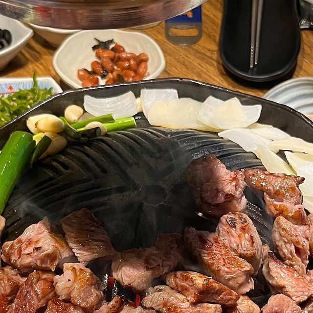 먹고놀고잉 [맛집 | 여행 | 핫플 | 체험] on Instagram: "👻 대구 양고기 맛집 #징기스수성점 👻 ⠀ • 양갈비 120g 16,000원 • 아지타마고 5,000원 • 양된장찌개 4,000원 대구 양고기 맛집 #징기스수