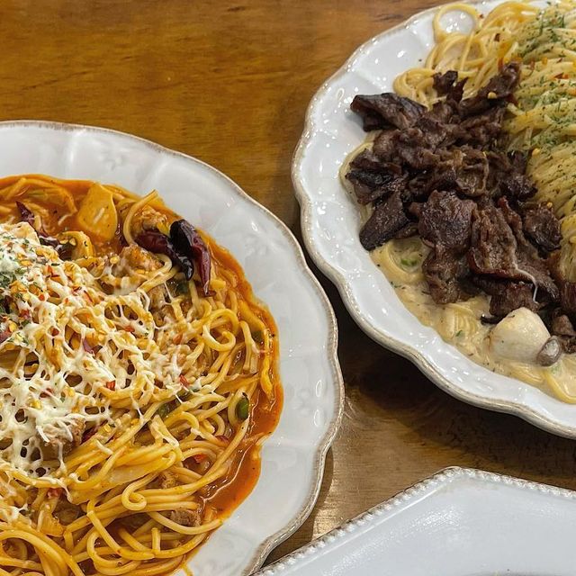 먹고놀고잉 [맛집 | 여행 | 핫플 | 체험] on Instagram: "👻 경산 양식 맛집 #청춘양식당 👻 ⠀ • 불고기 크림 파스타 14,000원 • 불목살 청춘 파스타 12,500원 • 베이컨 로제 리조또 11,500원 경산
