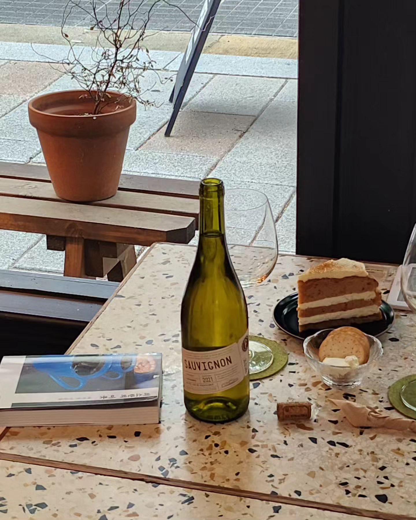 #서순라길 #헤리티지클럽
💘와인과 독서가 가능한 공간🍷
.
.
👉 화이트 와인★★★★☆
👉 스콘 세트★★★★★
👉 당근 케이크★★★★☆
.
🤟어디까지나 주관적인 평점
★★★★★ 집에서도 생각나는 맛
★★★★☆ 재방문 의사 있음
★★★☆☆ 근처에 있으면 가볼만한 맛
★★☆☆☆ 재방문 의사 없음
★☆☆☆☆ 다시는 언급하고 싶지 않은 맛
.
.
#서울카페 #종로카페 #서순라길카페 #종로와인 #서순라길와인 #와인독서 #와독 #술스타그램 #카페투어 #맛스타그램 #맛집투어 #커피스타그램 #푸드파이터안나수아 #카페추천