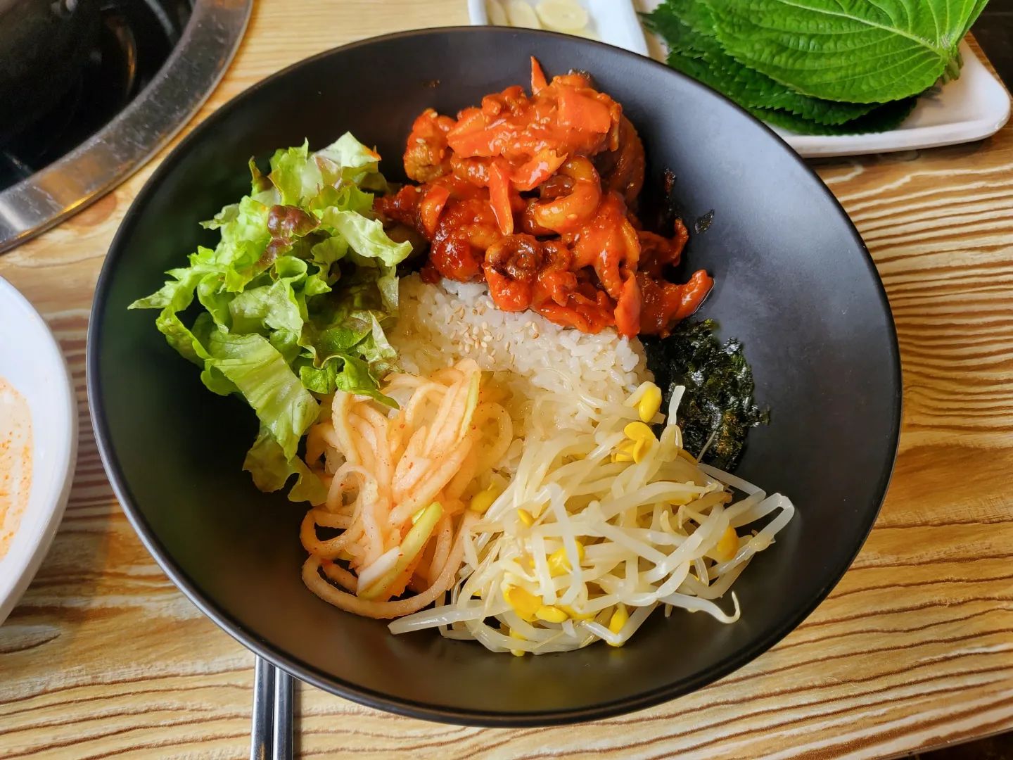 #비빔밥의정석 #내돈내산
여주 아울렛 가는길에 방문한 "비빔밥의 정석"
흔하지 않은 메뉴인 쭈불 비빔밥이 있더라구요:)
세트로 시키기위해서 메뉴는 통일했어요!
육회비빔밥을 먹고싶다는 짝꿍이 양보해줬어요🫶

✔️'쭈불비빔밥+버섯짜글이' 버섯 짜글이는 종류별로 들어있는 버섯과 고기, 칼칼한 국물의 조합이 너무 맛있었어요! 이것만으로도 밥 한공기 먹을수 있을거 같더라구요:) 비오는 날이여서 국물먹으니 아주 좋았어요👍 쭈불 비빔밥은 쭈꾸미+불고기 흰밥에 잔뜩넣고 야채도 넣고 쓱쓱 비비니까 너무 맛있었어요! 적당히 매콤하고 깻잎에 비빔밥 올리고 마요네즈 살짝해서 먹으면 넘 잘 어울리고 맛있어요!!

2층에 위치해있지만 멀리서도 보여서 찾기 어렵지않았어요:)
매장 내부도 깔끔하고 창가쪽에 앉았더니 숲뷰까지 너무 좋았어요!
맛도 좋구 사장님도 친절하시니 방문해보세요🫶

총평 💓💓💓💓💓

👉 쭈불비빔밥+버섯짜글이 세트 (₩ 14.000)
 *2인이상 주문가능

📍 비빔밥의정석 (경기 여주시 강변북로 51 2층 비빔밥의정석)
 주차🙆‍♀️ 웨이팅🙅‍♀️ 예약🙆‍♀️

#여주아울렛맛집 #여주맛집 #여주골프장맛집 #점심맛집 #여주점심추천 #여주밥집 #먹스타그램 #맛스타그램 #먹팔 #맞팔 #태미커플_맛집