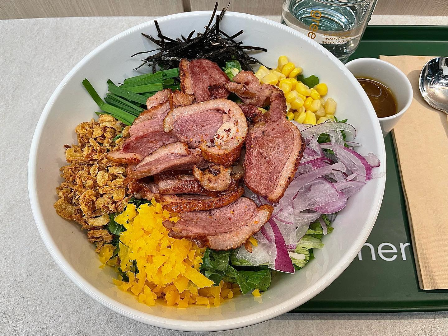신선한 야채 야무지게 담긴 포케 맛집🥗
#다산신도시 #greener 

- 덕다이브 포케 : 12,000원

다이어트 한다고 까불고 있는 류딘던
사실 다이어트는 늘 했지만 언제나 유지어터였던 킼킼

입맛은 다이어트식에 특화되어 있는데
요즘 야채를 너무 안 챙겨 먹은것 같아서
건강식으로 식단 리프레시 ✨

그리너는 회사에서도 자주 먹던 곳인데
일단 콩류가 없어서 좋다 히히
(병아리콩, 렌틸콩 등등 다 시름🫣)

조용한 분위기에 천천히 먹다보면 뭔가 
인생을 여유롭고 건강하게 잘 살고 있다는 
생각이 들어서 만족감이 스믈스믈 
정신승리 Lv.99

양도 많고 맛도 좋지만 무엇보다 혼밥하기
부담스럽지 않게 좌석이 배치되어있어
애용 예정🤭💚