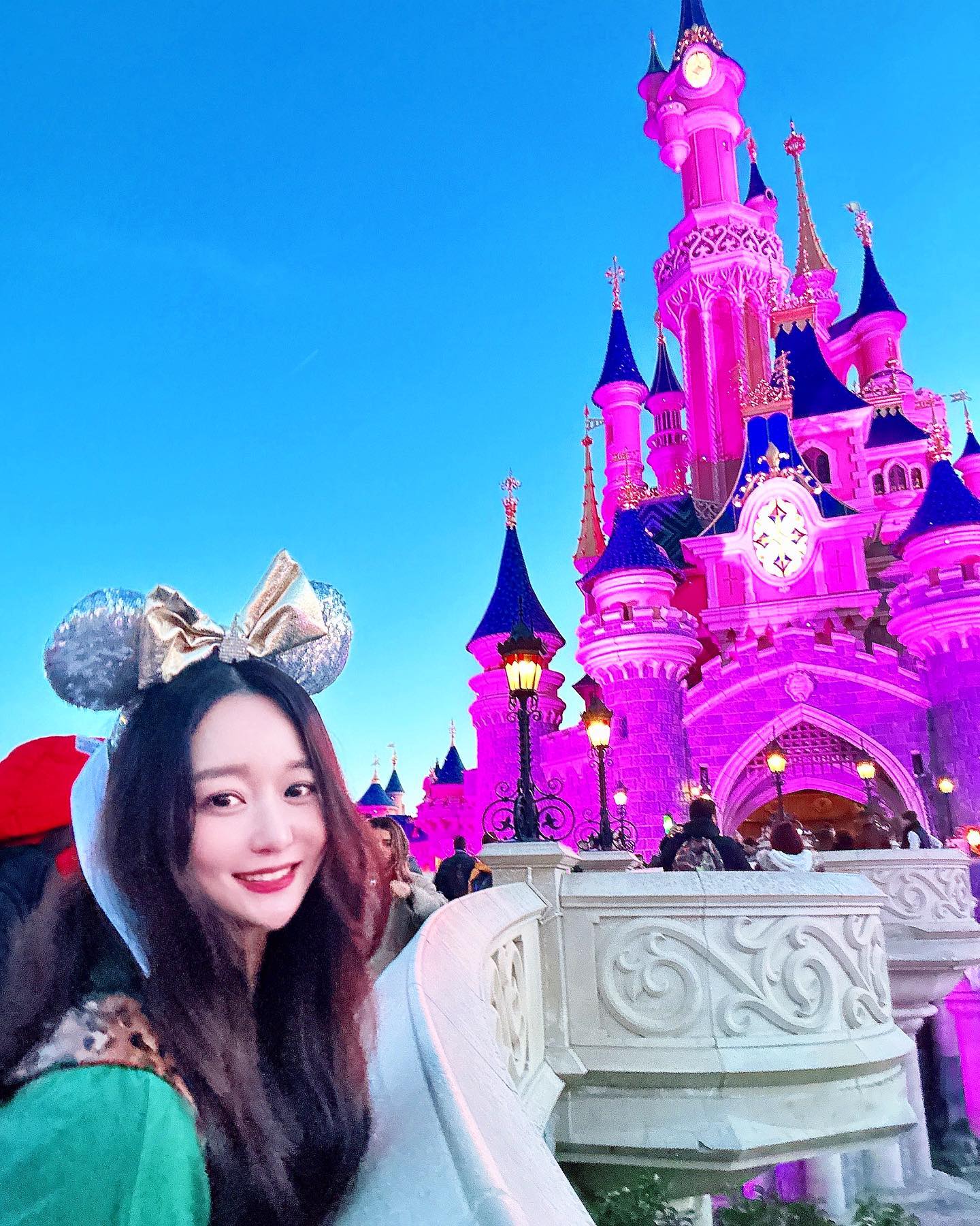 #disneylandparis [파리디즈니랜드]

남들패딩입을때 달달떨면서 캠퍼스룩 
잊지않는다…..그래도24시간이 모자라는
꿈과 희망의 파리디즈니랜드 ✨
힘들어도 일루미네이션은 무조건 보구와야됨!
2023.02.20

#리융스타그램 
#여행스타그램 #여행에미치다_유럽 
#파리여행 #paris #파리디즈니랜드 
#파리디즈니랜드일루미네이션 
#파리디즈니랜드불꽃놀이
