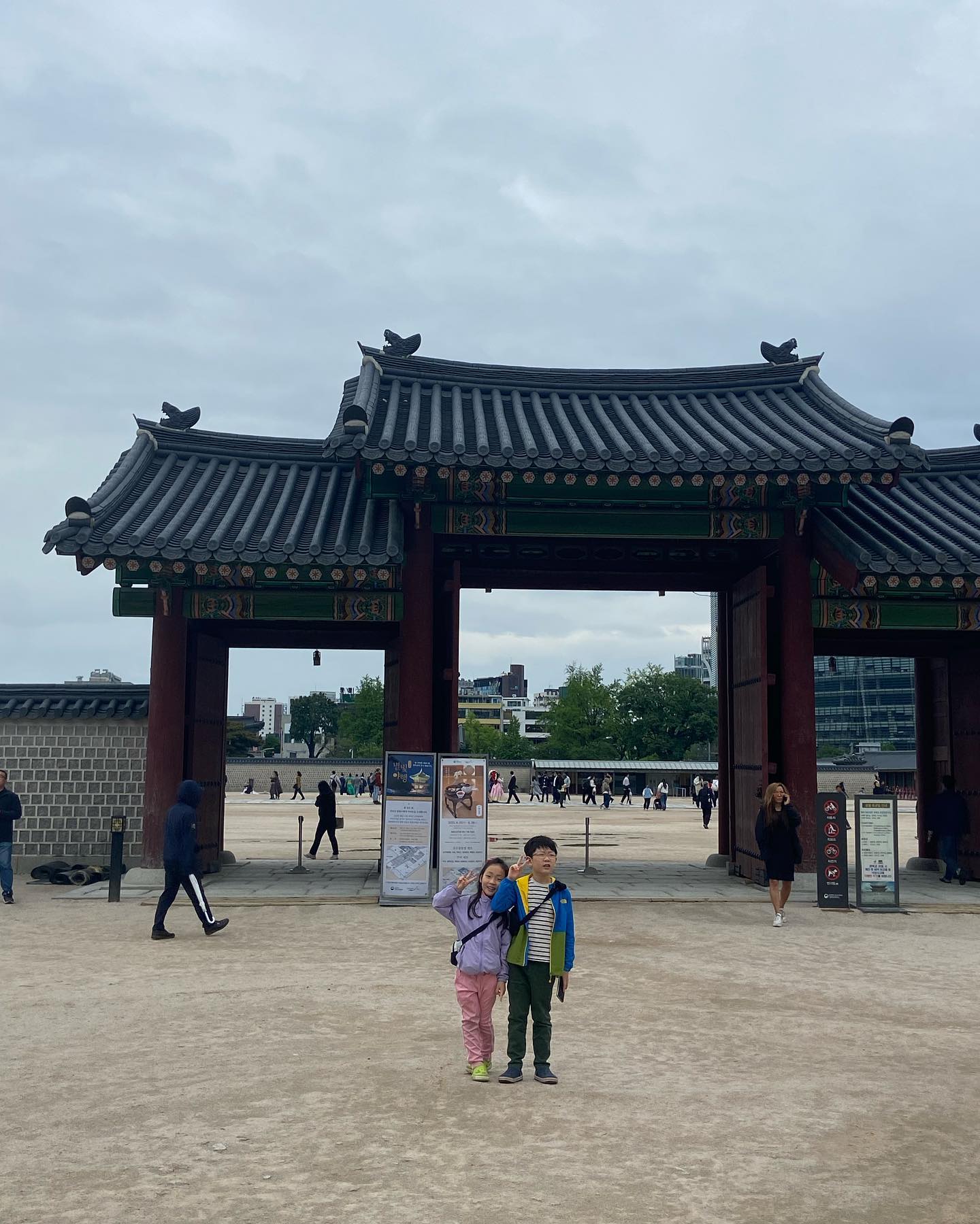 23.05.05~07 서울 투어

날씨는 엉망이고☔️
아이들 컨디션도 엉망이고⚡️
엄마 욕심에 코스 잘못 짜서 첫날 일정은 망💥
집으로 돌아갈 위기를 넘기고 하루를 보냈더니 나름 잘놀고 잘먹었던 여행🤣

#국립중앙박물관 
#경복궁
#국립고궁박물관
#서울드래곤시티