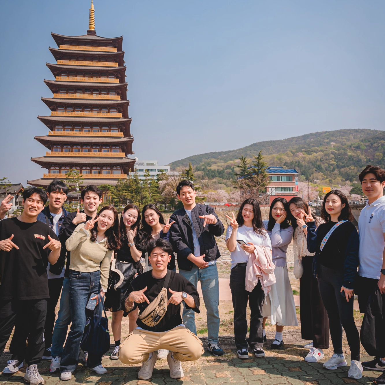 덕분에 또 추억여행🌸 여행 내내 웃음이 끊이질 않았었지..! 경주월드 스릴 장난 아니고 단체 범퍼카는 진짜 꿀잼이고 ㅋㅋㅋㅋ 이제 봄은 추억으로 두고 여름 또 놀자아아💙

❤️ turtle_run_
📷 hyun9402

#경주 #봄 #벚꽃 #여행 #추억여행