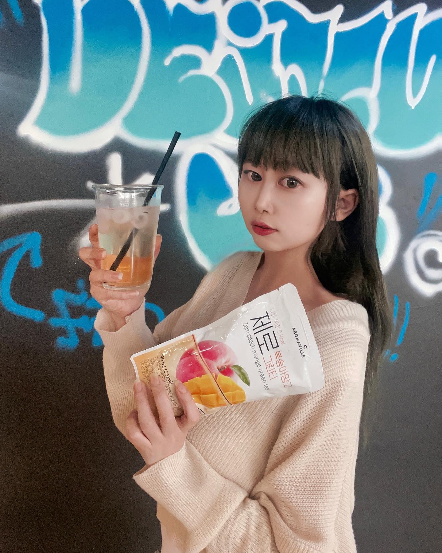 #광고 평소 물보다 음료 자주 먹지만 칼로리 걱정하시는 분?! 혹은 당류가 걱정돼서 먹기 꺼려 하시는 분?! 그런 분들을 위해 이번 4월에 출시된 신상품✨ 부담 없이 편하게 즐길 수 있는 무설탕! 칼로리 ZERO!
"제로 핑크레몬에이드, 제로 복숭아 망고 그린 티" 
소개해 드려요👍

핸드드립 커피를 만드는 기업인 '아로마빌커피'의 브랜드로 제로칼로리 음료지만 달달한 아이스티 먹는 
느낌의 음료로 파우치 형식이라 보관이 편해서
간편하게 챙겨 다니면서 먹을 수 있어서 운동 전 챙겨 먹거나 여러 간식이랑 같이 어울려 먹어도 너무 잘 어울려요 :) 

aromavillecoffee 
공식 쇼핑몰, 스마트 스토어에서 진행 중인 이벤트 도 많으니 많은 관심 부탁드려요👍
👇4월 카카오 메이커스에서 선공개👇
 https://makers.kakao.com/items/100054519
공식 쇼핑몰, 스마트 스토어에서 각종 이벤트와 함께
만나보실 수 있어요💕

#나를위한0칼로리 #제로복숭아망고그린티 #복숭아망고그린티 #무설탕음료 #이너뷰티 #이너뷰티템 #다이어트음료 #다이어트음료추천 #제로칼로리 #0칼로리 #에이드음료 #제로음료 #제로칼로리음료 #0칼로리음료 #아로마빌커피 #핸드드립