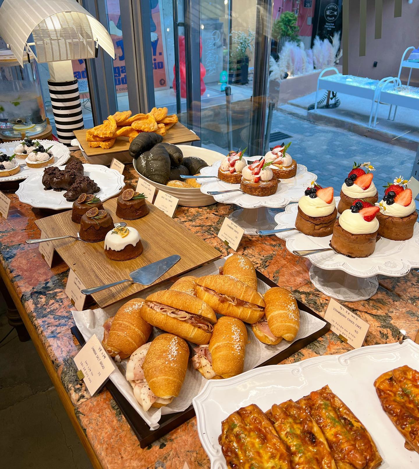 한옥뷰가 매력적인 익선동 카페 추천🥐
-
🥐낙원장
▫영업시간 매일 오전 11:30 ~ 22:30

익선동에서 다양하고 맛있는 빵도 먹고
루프탑에서 예쁜 한옥뷰까지 볼 수 있는 카페 추천 해드릴게요!!
6층으로 돼있는 대형카페라 자리도 넉넉하고
층마다 컨셉도 달라서 자리 고르는거부터가 일이에요!!!
익선동 가실 분들 꼭 들려보세요 ◡̈ 
-
자세한 여행지정보와 꿀팁은 jun_due / 프로필블로그💌