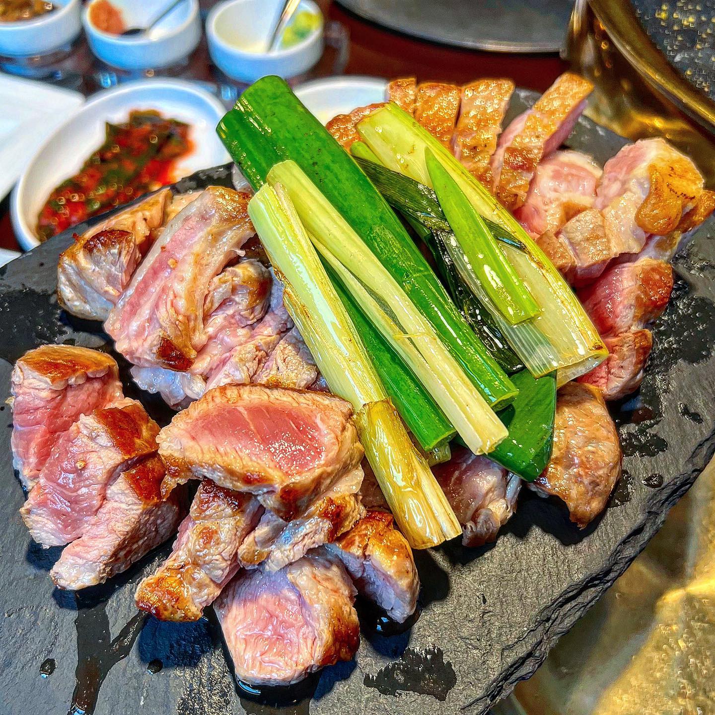 #협찬 광화문 광화로🍖

광화문역에 새로생긴 고기맛집✨
우리는 광화로 한상으로 주문했는데
삼겹살, 목살, 꼬들목 조합으로 600g이 나왔다🧾
최대온도 500도의 화덕에서 한번 초벌해서 나오고
개인 화로에 숯불로 구워먹을 수 있는데
화덕에서 구워서 그런지 부드럽고 촉촉했고
숯불향까지 입혀져 너무 맛있었다💕
찍어먹을 수 있는 소스가 된장소스, 명란, 와사비, 겨자소스까지
다양하게 준비돼서 좋았고
된장올려서 백김치 싸먹으면 극락이었음🥹
비빔쫄면도 추가했는데 고기랑 쫄면조합 말모말모,,
고기 양도많아서 볶음밥을 못먹고 나온게 아쉽다😞

매장은 새로생겨서 그런지 깔끔하고 깨끗했고
사장님도 친절하셔서 편하게 식사할 수 있었음
점심메뉴도 있으니 광화문 주변 직장인들에게도 추천함👍
.
.
#광화문역맛집 #광화문고깃집 #광화문고기집 #광화문회식장소 #광화문삼겹살 #세종문화회관맛집 #당주동맛집 #광화문맛집 #종로구맛집 #종로구삼겹살 #종로구고기