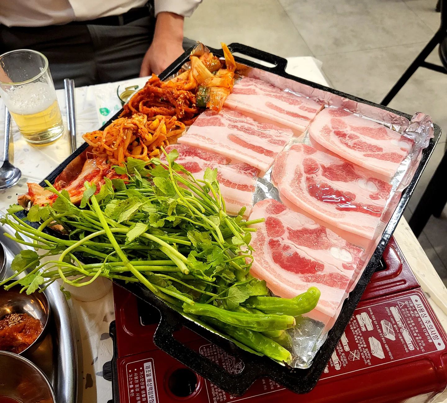 #협찬 ✔️옥정회관

냉삼겹살이 맛있는 옥정회관!! 💕
레트로감성이라 분위기도 좋더라고요 >_<
밑반찬부터 푸짐하게 나오는게 아주 굿임👍
잡내가 1도 없는게 삼겹살이 진짜 맛있었습니당!!
청국장까지 같이 시켜서 먹었더니 든든하고 좋네용

📍 옥정동 966-3 108,109호(, 폴리프라자 2)
📍 매일 17:00 - 03:00 / 02:20 라스트오더
📍 0507-1447-1090 ☎️

.
.
.

#양주맛집 #경기도양주맛집 #옥정맛집 #옥정삼겹살 #양주삼겹살 #양주옥정회관 #옥정회관 #옥정냉삼 #옥정냉동삼겹살 #좋반 #좋아요반사