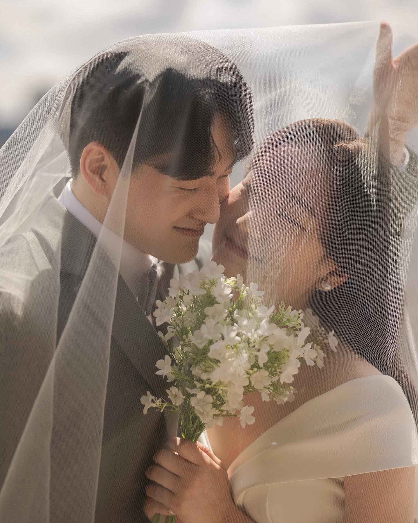 𝐃-𝟓 🤍

2023.05.14 일 12:10
신도림 웨딩시티 8층 스타티스홀

저희가 8년의 연애를 끝으로
앞으로의 80년을 약속하려합니다 💍

코로나19가 장기화되면서
오랫동안 찾아뵙지 못한 분들께
저희의 갑작스러운 소식이 혹여나 부담이 되실까
연락드리지 못한 분들이 많습니다.

저희의 미숙함을 너그러이 이해해주시고 먼저 연락주신다면,
감사한 마음으로 소식 전하도록 하겠습니다.

또한 결혼을 준비하는 과정에 
진심어린 축하와 마음을 전해주신 분들께
정말 감사드립니다 🤍

살아온 나날들 중 가장 예쁘고 멋있는 모습으로
귀한 걸음 해주실 여러분을 기다리겠습니다!
이번주 일요일에 만나요!

🤵🏻 정지휴 ❤️ 👰🏻‍♀️ 이은혜 드림