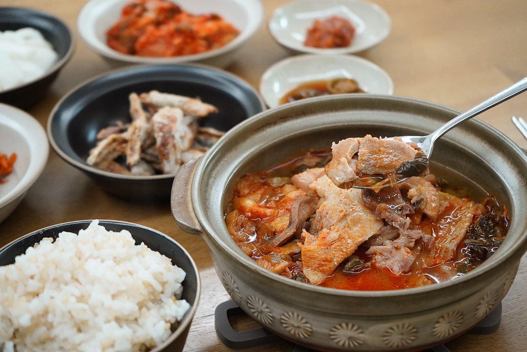 #협찬 #막내연호맵돼지국밥 
돼지국밥 좋아하시나요?
해장이 필요할 때, 든든하게 한끼 먹고 싶을 때 막내연호돼지국밥이 필요할 때입니다.🤓
냉동실에서 꺼내 냄비에 간편하게 종이컵 기준 물 두 컵만 넣어 끓이기만 하면 끝! 💫 라면보다 더 간단하네유😆

매운맛 순한 맛 두 가지인데 매운맛은 매운 걸 정말 즐기시는 분에게만 추천합니다. 🌶🔥 얼큰 뜨끈하게 한 끼 든든하게 챙겨보세요! 🐷
