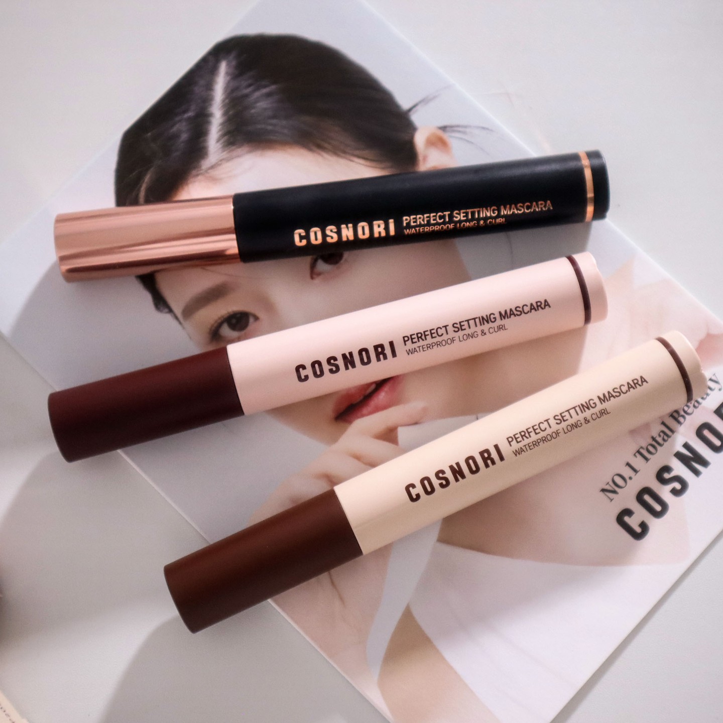 #협찬 cosnori_official 

🎀코스노리 퍼펙트세팅 워터프루프 마스카라 롱앤컬 01호 블랙 02호 코지브라운 03호 로지브라운

3가지 컬러로 데일리 & 포인트 다양한 무드가 연출가능한 워터프루프 마스카라 !

로지브라운컬러를 사용해봤는데 너무 오묘하고 예뻐요 ㅠ.ㅠ

눈에 꼭 맞아 한올한올 섬세하게 올라가면서도 속눈썹에 좋은 성분들도 함유되어있고
속눈썹영양제 맛집 & 아이메이크업 장인 코스노리의 마스카라라 더욱 믿고 사용하고있어요

올리브영 및 코스노리 공식홈페이지, 네이버 스마트스토어 등에서 구매할 수 있어요 ! 

#코스노리 #COSNORI #코스노리서포터즈
#브라운마스카라 #마스카라추천 #올리브영추천템 #올리브영마스카라 #꾸안꾸마스카라 #방수메이크업 #안번지는마스카라
