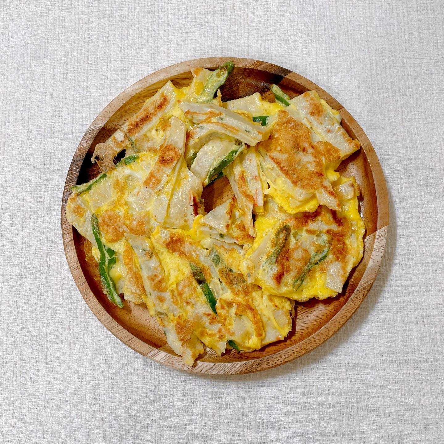 23. 05. 09. 저녁

➔ 어묵전
➔ 잡곡밥, 어묵전

#삼순_식단 
#삼순_레시피 

오늘은 저녁 늦게까지 연습하고 왔어요! 연습 끝날때쯤 되니까 꼬르륵 소리가 나더라구요🥹

집 도착은 했는데 너무 배고파서 뭘 먹을지도 모르겠어서 최대한 간단한거 먹자 싶어서 dkfstore_official 의 어묵이랑 계란만 휘리릭 섞어서 #어묵전 했어요! 김치랑 먹으니 밥 한그릇 뚝딱!🍢
그냥 계란후라이 보다 훨씬 든든해서 포만감도 너무 좋고 간단하고 만족했어요!

후식으로 #자몽 과 #토마토 까지 먹어주니 저녁 마무리로 깔끔하게 좋아요🍊🍅

👩‍🍳 어묵전

1. 어묵을 채썬다. 
2. 파를 채썰어 섞는다.
3. 계란를 섞는다. 
4. 약불에 먹기 좋은 크기로 부친다. 

dkfstore_official 

#바디프로필식단 #유지어터 #유지어터식단
#먹었으니공부한거정리